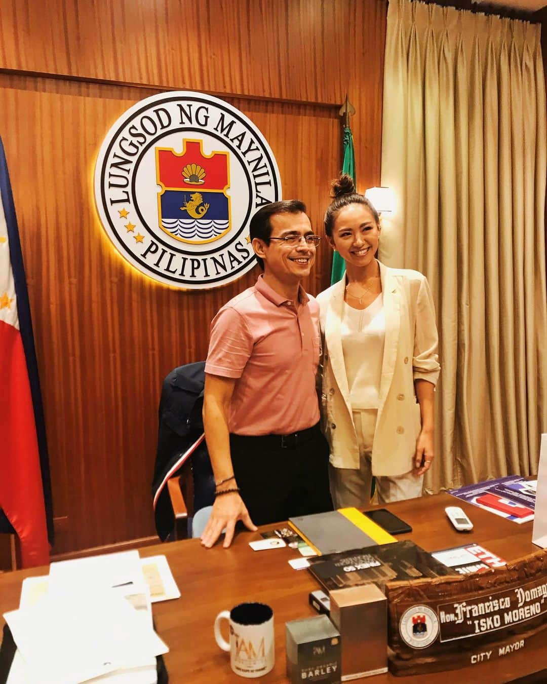 西内ひろさんのインスタグラム写真 - (西内ひろInstagram)「I finally met Manila Mayor "Isko Moreno"🇵🇭 We talked about Philippine tourism and environmental issues🤴マニラ市長さん、イスコ・モレノさんと対談させて頂きました。 今年6月に新市長に就任され、既に多くの実績を残され市民に大変人気です。ディビソリアマーケットは特に激変！違法で置かれていた沢山の屋台を強制撤去し、街をすっきりさせたそうです✨日本が大好きとおっしゃっていました。何故なら、とっても綺麗な街だから。マニラもそんな綺麗な街を目指したいとおっしゃっていました。イスコさんは元々トンドと言う最貧地区で育ったそうで、幼少期はゴミなども集めていたとか。貧富の差が激しいこの国で、彼が今この地位にいるのは彼の半端ではない努力があったからこそ。彼の育った街、トンドでは未成年による夜間外出禁止令を徹底し、違反者は親が罰金を払わなくてはいけない制度を作られました。何故なら彼が子供の頃、この街の子供達が麻薬に染まっていく姿を見て、子供達を規則によって守っていかなければならないと思われたそうです。貧困だったからこそ、彼らの気持ちも分かる事ができ、本気で変えていかなくてはいけないと思えるのだと感じました。今日も朝5時からミーティングしていたそうでお疲れ気味で、少し心配になりましたが、、、今後のマニラが綺麗で、更に安全な場所に変わって行くのが楽しみです。 #manilamayor  #manila #japan #マニラ市長 #イスコモレノ」12月13日 17時35分 - 0214hiro