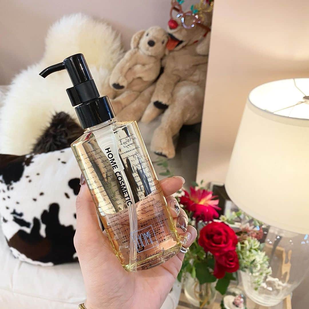 難波礼華のインスタグラム：「@homeharajuku  HOME COSMETIC 1st Anniversary  campaign🎁♡ . まつエクとクレンジングのお得なキャンペーンです❤️❤️ . HOME COSMETICS 発売から1周年を記念し10日間限定のスペシャルキャンペーンを開催します♡ 販売開始から大好評のオイルクレンジングと人気カラーburgundy, cocoabrownがお得なキャンペーン価格¥12,000でお試し頂けます♡ . 【HOME COSMETICS オイルクレンジング】 エクステにも使えるオイルクレンジング♡ オーガニックの精油をブレンドして ほのかに香りづけ♡ 優しくお肌をマッサージしながら 顔全体になじませて。 化学成分を抑えた処方で洗い上がりはしっとりもちもち。 W洗顔は不要です♡ . 【キャンペーン詳細】 ・burgundy or cocoabrown100本(mix+¥500)+オイルクレンジング1本 ¥12,000 ・ご新規様のオフ代無料 ・オプションメニュー対応可 ・その他キャンペーン・割引との併用不可  成分、デザイン全てにこだわり抜いたHOMEオリジナルコスメです♡ シアバターも入ってるので乾燥が気になる今の季節にピッタリ♡ 是非お試しください♡」