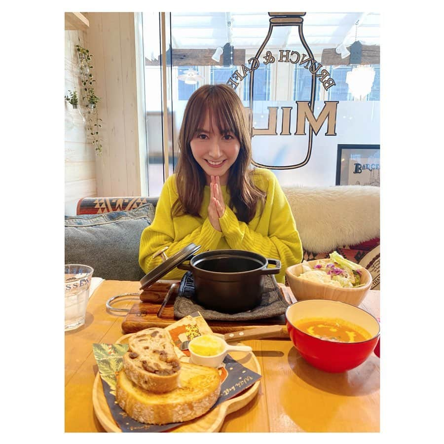 渕上彩夏さんのインスタグラム写真 - (渕上彩夏Instagram)「. . 久しぶりにCAFE MILKに行ってきました🍴🌼 . 大人気のパンケーキはもちろん美味しかったけど、牛ホホ肉の赤ワインソース煮がたまらなく美味しかった🤤 . ソファー席で居心地が良すぎて思わず長居しちゃいました🌼 皆で色々食べたよ🙏🏻✨ . 全部美味しかった。 お店も可愛かった。 お腹パンパン大満足。 . #brunchcafemilk #cafemilk #cafe #カフェ #ランチ #熊本カフェ #パンケーキ #ソファー席 #光の森 #合志市 #熊本 #熊本よかとこ #焼きカレー #ガーリックシュリンプ」12月13日 17時30分 - ayakafuchigami725