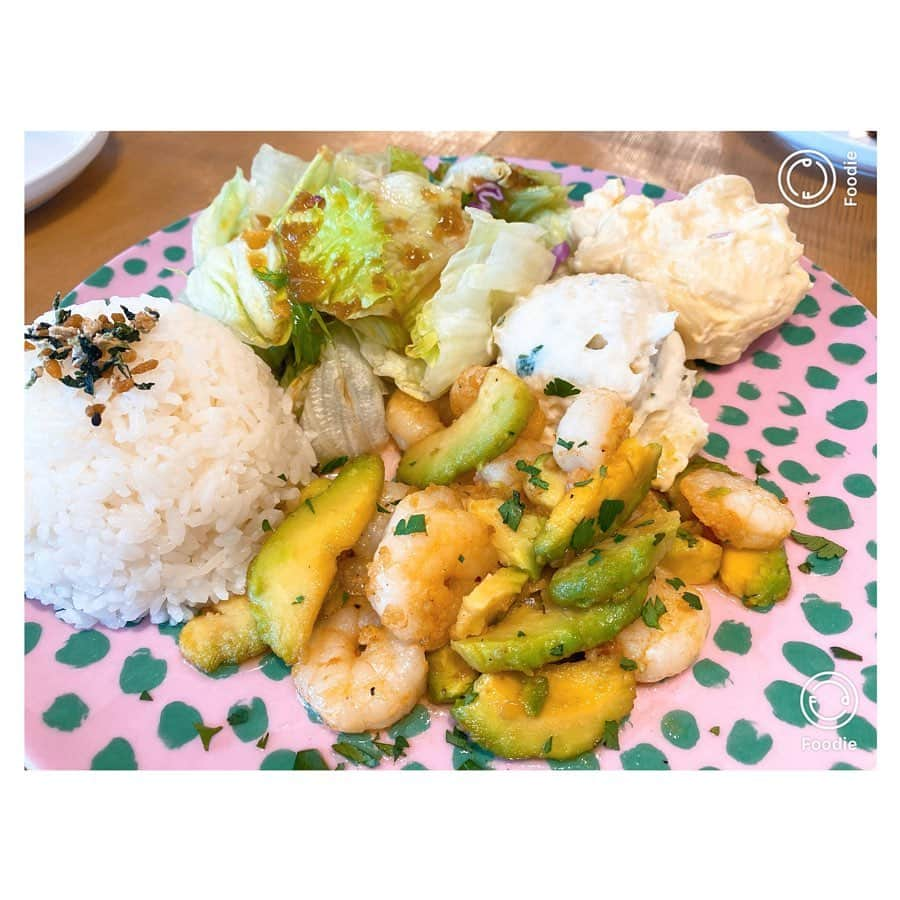 渕上彩夏さんのインスタグラム写真 - (渕上彩夏Instagram)「. . 久しぶりにCAFE MILKに行ってきました🍴🌼 . 大人気のパンケーキはもちろん美味しかったけど、牛ホホ肉の赤ワインソース煮がたまらなく美味しかった🤤 . ソファー席で居心地が良すぎて思わず長居しちゃいました🌼 皆で色々食べたよ🙏🏻✨ . 全部美味しかった。 お店も可愛かった。 お腹パンパン大満足。 . #brunchcafemilk #cafemilk #cafe #カフェ #ランチ #熊本カフェ #パンケーキ #ソファー席 #光の森 #合志市 #熊本 #熊本よかとこ #焼きカレー #ガーリックシュリンプ」12月13日 17時30分 - ayakafuchigami725