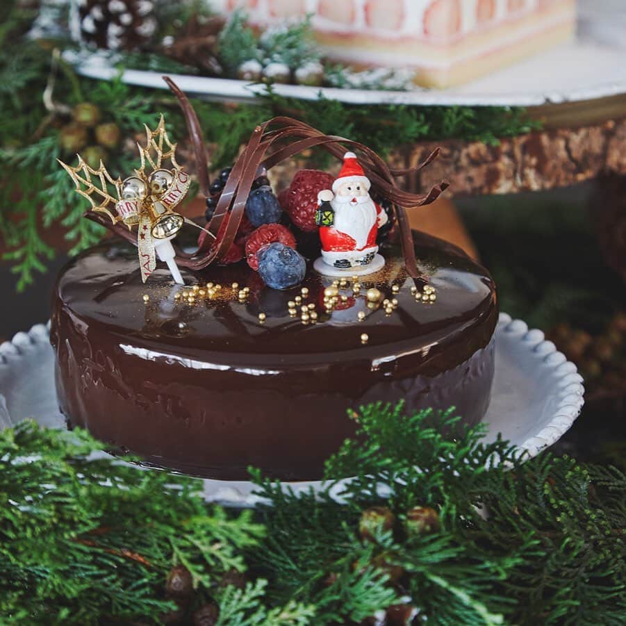 TYSONS&COMPANYさんのインスタグラム写真 - (TYSONS&COMPANYInstagram)「. 【Christmas cake @Lily cakes】 クリスマスを華やかに飾るケーキはお決まりですか？ . ◆Christmas Short Cake Lilycakes人気No.1のトライアングルをクリスマスに。 しっとりきめ細やなスポンジにバニラの風味豊かな北海道産生クリームと国産苺を贅沢に使用しました。 S: 12×12（4～5名）4,200円 M: 12×18（6～8名）5,500円 . ◆NOEL Chocolate 2019 口溶けの良いチョコレートムースには深みのあるイタリア産ミルクチョコとフランス産スイートチョコを使用。濃厚な味わいのガトーショコラとキャラメリゼしたナッツの食感をお楽しみください。 4号: 12cm（3～4名）　3,600円 5号: 15cm（5～7名）　4,600円 . 12/17(Tue)までオフィシャルサイトよりご予約いただけます。 . #リリーケイクス#breadworks #クリスマス #クリスマスケーキ＃ケーキ #ベーカリー #パン 天王洲 #東京 #メイドイントウキョウ #タイソンズアンドカンパニー #lilycakes #breadworks #cake #christmas #christmascake #cafe #bakery #bread #tennoz #tokyo #madeintokyo #tysonsandcompany」12月13日 17時32分 - tysonsandcompany