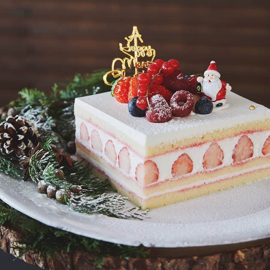 TYSONS&COMPANYさんのインスタグラム写真 - (TYSONS&COMPANYInstagram)「. 【Christmas cake @Lily cakes】 クリスマスを華やかに飾るケーキはお決まりですか？ . ◆Christmas Short Cake Lilycakes人気No.1のトライアングルをクリスマスに。 しっとりきめ細やなスポンジにバニラの風味豊かな北海道産生クリームと国産苺を贅沢に使用しました。 S: 12×12（4～5名）4,200円 M: 12×18（6～8名）5,500円 . ◆NOEL Chocolate 2019 口溶けの良いチョコレートムースには深みのあるイタリア産ミルクチョコとフランス産スイートチョコを使用。濃厚な味わいのガトーショコラとキャラメリゼしたナッツの食感をお楽しみください。 4号: 12cm（3～4名）　3,600円 5号: 15cm（5～7名）　4,600円 . 12/17(Tue)までオフィシャルサイトよりご予約いただけます。 . #リリーケイクス#breadworks #クリスマス #クリスマスケーキ＃ケーキ #ベーカリー #パン 天王洲 #東京 #メイドイントウキョウ #タイソンズアンドカンパニー #lilycakes #breadworks #cake #christmas #christmascake #cafe #bakery #bread #tennoz #tokyo #madeintokyo #tysonsandcompany」12月13日 17時32分 - tysonsandcompany
