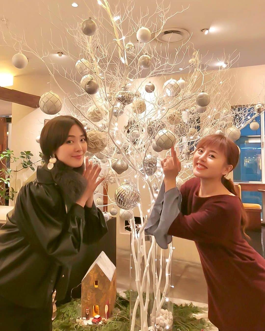 真衣ひなのさんのインスタグラム写真 - (真衣ひなのInstagram)「. 先日、宝塚の一期先輩、 まおしゃん(麻央侑希さん)とご飯しました。 待ち合わせ場所に現れた まおしゃんは シルエットは間違いなくそうなのですが オペラグラスが無いと確認出来ないくらい お顔小さすぎて若干引きました(褒めてる) いつ見ても、スタイルが良すぎて ちょっと理解に苦しみます(褒めてる) 兎にも角にも、まおしゃん 宝塚ご卒業おめでとうございます。そして 本日お誕生日、おめでとうございます😆❤️ ♪今日のこの日に〜生まれた人だあれ〜？ 地球の裏側で誰かがハイって返事した〜♬ . #まおしゃん #隣に並ばないで下さい #頬をすぼめて詐欺る私 #規格外スタイル #長身なのに手と足ちっちゃいの #可愛いつらい #新年会待ち遠しい」12月13日 17時33分 - hinano_mai