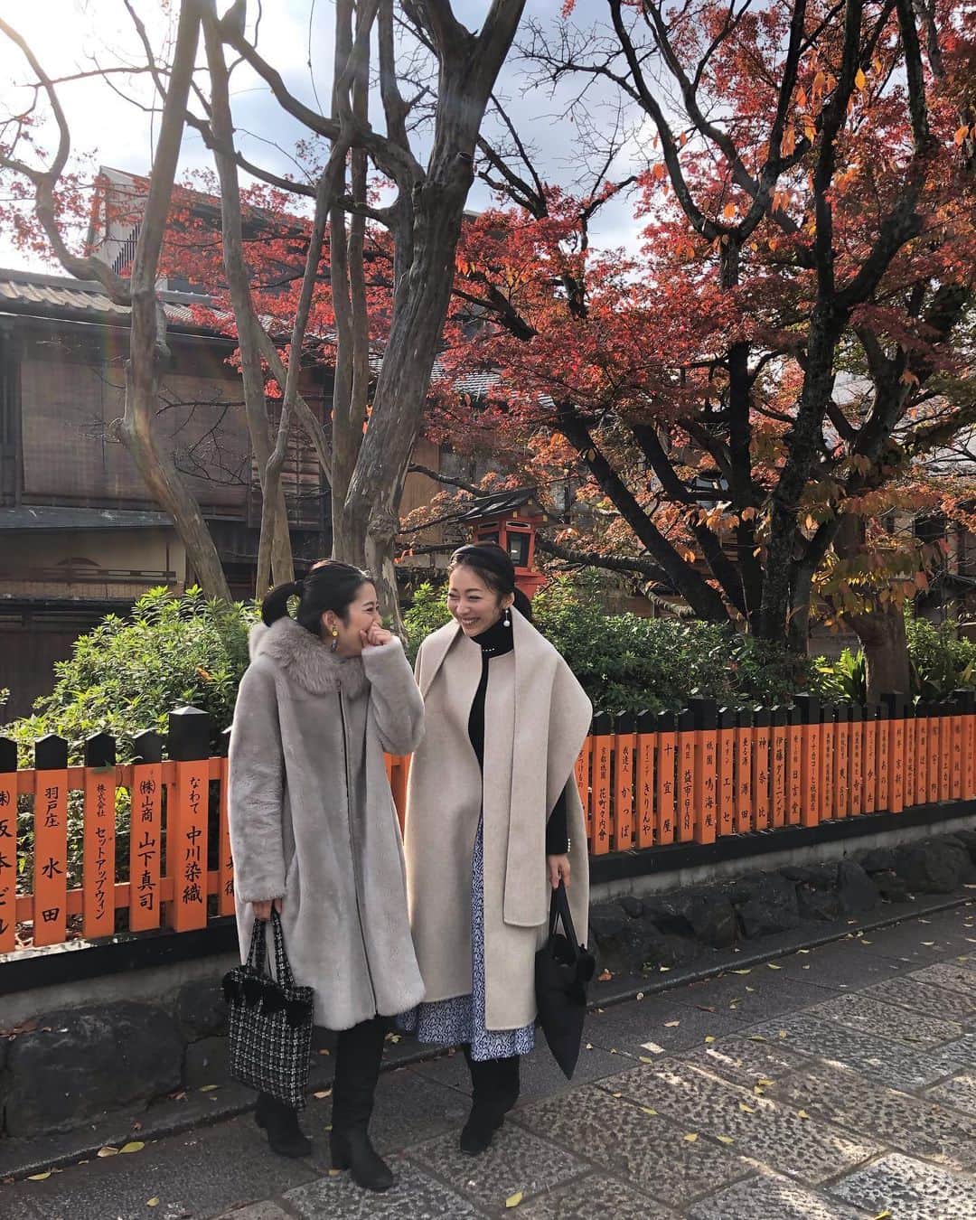 木本泉さんのインスタグラム写真 - (木本泉Instagram)「-﻿ おばさん的な会話をして爆笑している私達🤣﻿ ﻿ いくつになっても、姉妹の関係って変わらないですね👭﻿ ﻿ #姉妹#京都#祇園」12月13日 17時36分 - izumikimoto