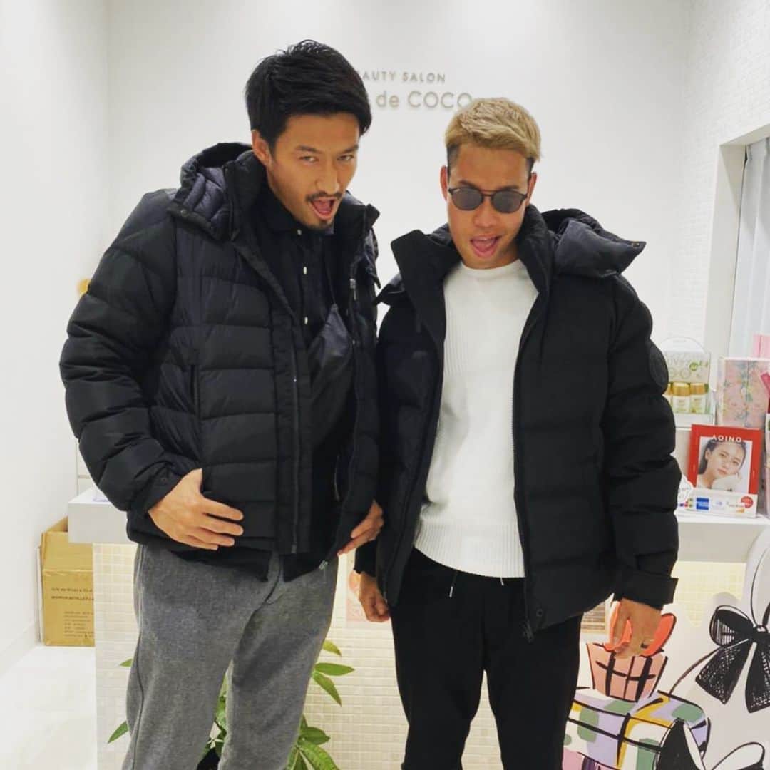 マキヒカのインスタグラム：「. . 顔面汚物とのデュエル2試合目に出場してきました😝✨試合会場にヴィッセル神戸 渡部博文 選手も居ました❤️直接お会いするのはマキヒカチャンネルに出演していただいたぶりでした😘マキヒカもナベさんくらいイケメンになれるように頑張ります💪🤨 . . #なれるかえ #皮脂とヒゲ消えたとてー #俺頑張れと #やりきれと #皮膚ぴえんやと #silkdecoco #シルクドココ #vissel #ヴィッセル神戸 #渡部博文」