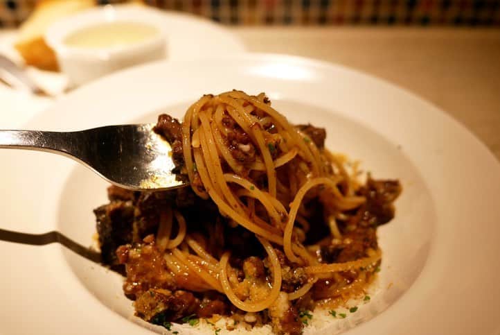 のインスタグラム：「中洲にあるイタリアン『#デルマール 』で〆のパスタとワインをいただいた。 前回の訪問から約1年半ぶりやん❗️時の経つのは早いね～💦 シェフの村上さんがオーナーになってからは初めての訪問。 〆のパスタは牛や豚、鴨など5種類の肉がゴロゴロはいった入ったミートソース1,600円。 今回はハーフサイズ800円にしてもらったが、肉を食べてる感があって美味いよ😋👌 店内は高級感があるのに価格がリーズナブルなのも嬉しいね✌️ ランチ（要予約）も始めたとのことだが、個室もあるし、昼の中洲でこの店は超穴場やん👍 イタリアのモルトウイスキーがあるのも珍しい。 年末年始は日曜日以外は営業予定らしいが、凄いね😆 . メニュー、他pic、内観などは「デビログ」に掲載しています。 サイトを見る場合はブラウザで「デビログ」で検索👉 . #リストランテデルマール (#restaurantedelmar ) #福岡市博多区中洲 2-6-7 ジョイフルヤマモトビル1F 092-710-4330 12:00～15:00 (14:00LO) 2日前までの要予約 18:00～3:00 (2:00LO) 定休日：日曜日、祝日(予約に応じて営業可） . ♦️福岡グルメ 福岡ランチを検索できるブログ は「デビログ」で検索👉 ♦️マニアックな情報や本当に美味しいお店情報なら「もっとデビログ」で検索👉 . #福岡パスタ #中洲グルメ #中洲パスタ #福岡イタリアン #福岡おひとりさま  #福岡 #博多 #fukuokapics #fukuoka #fukuokacity #hakata #fukuokarestaurant #fukuokagourmet #IGersJP #ig_japan #福岡レストラン #福岡飲食店 #福岡グルメ #福岡ランチ #福岡ごはん #福岡ご飯 #食べログ福岡 #福岡飯 #福岡食べ歩き #インスタグルメ」