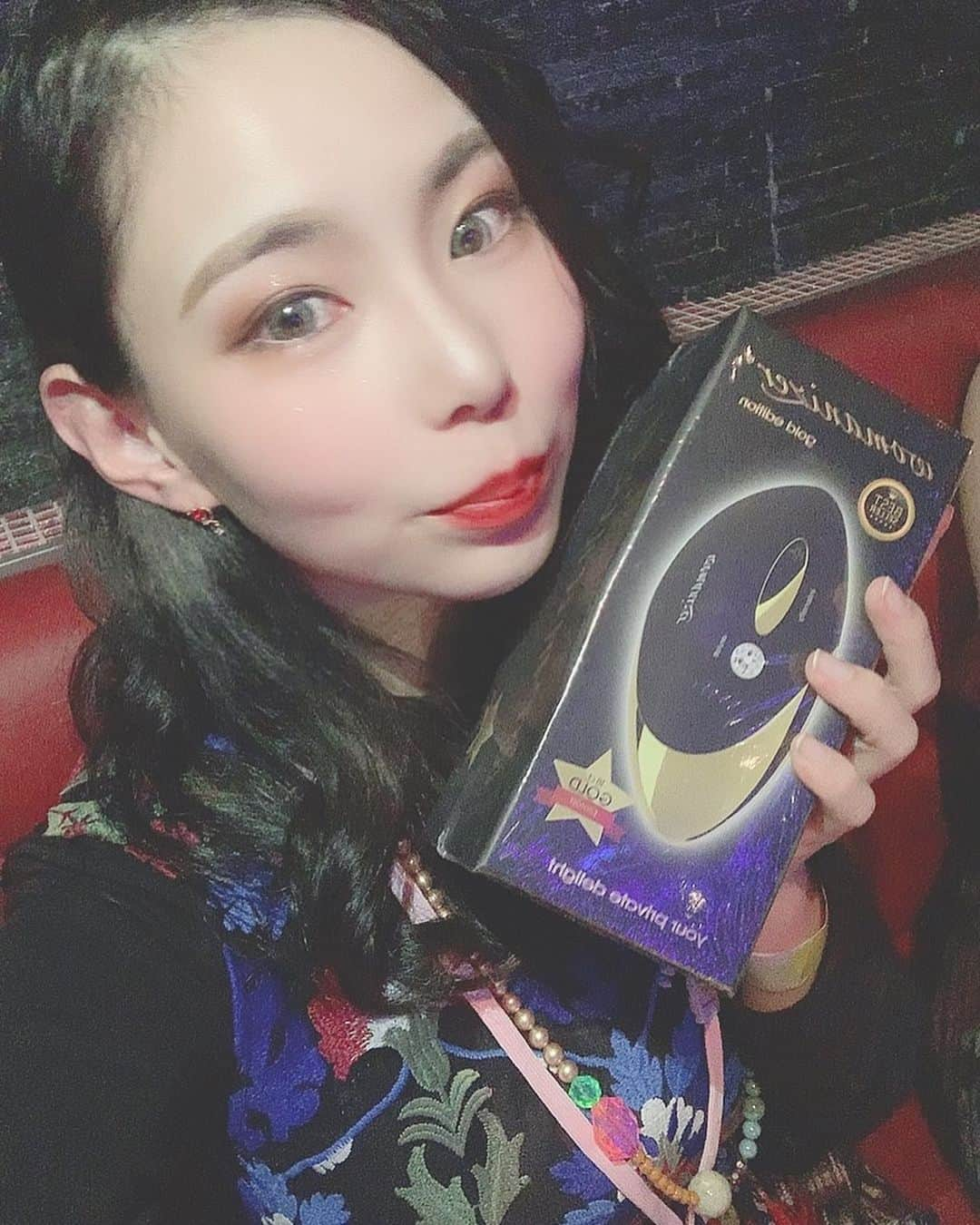 吉根ゆりあさんのインスタグラム写真 - (吉根ゆりあInstagram)「みんな、これ知ってる？忘年会の景品でいただきました！これから説明書読む！ #吉根ゆりあ  #av女優  #womanizer  #おとなのおもちゃ」12月13日 23時11分 - julia_yoshine