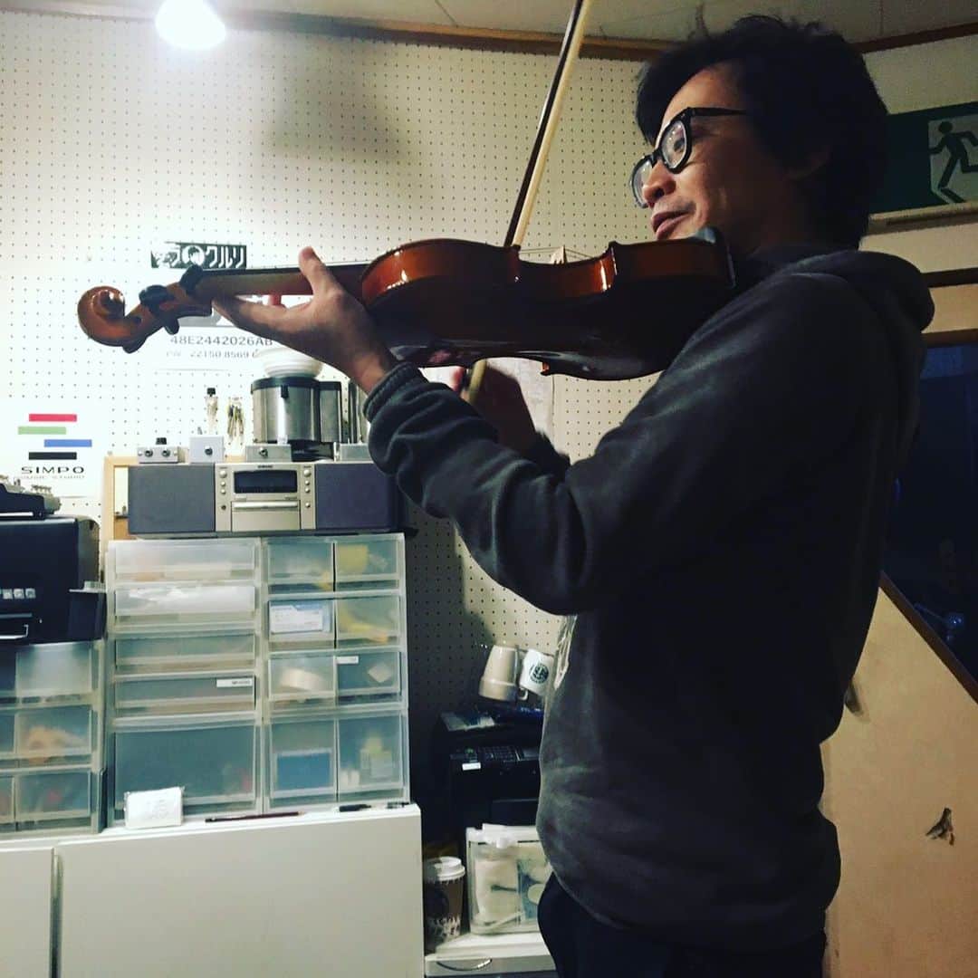 岸田繁さんのインスタグラム写真 - (岸田繁Instagram)「2万円でバイオリン買った」12月13日 23時11分 - kishidashigeru
