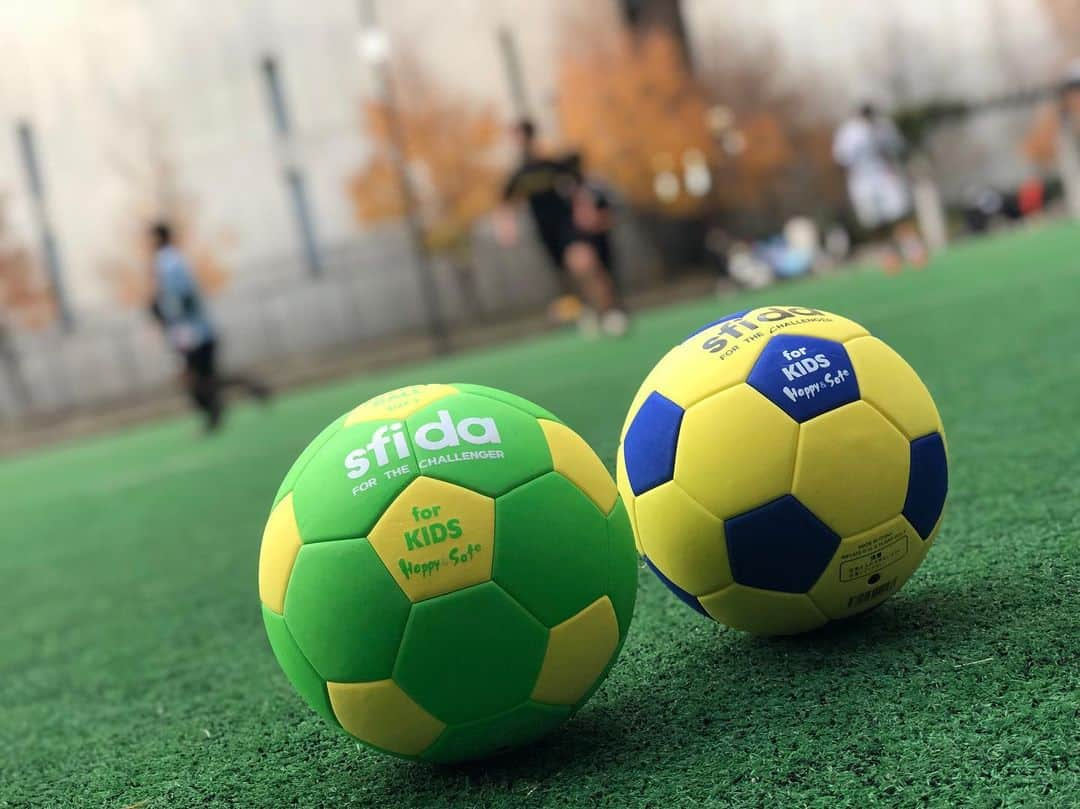 sfidaさんのインスタグラム写真 - (sfidaInstagram)「. -New Arrival- 【sfidaブランドからクッションサッカーボール 「SOFT SOCCER BALL」発売】 . sfidaはこの度、乳児〜小学校中学年向けの 柔らかく軽いクッションサッカーボール⚽️ 「SOFT SOCCER BALL」の発売を決定いたしました🎉 . 本製品は、こどものボールに対する恐怖感をかき消し、思いっきり自由な方法で遊び、体を動かすことへの楽しさにどんどん目覚めてほしいという想いから開発いたしました。 . 高品質EVA(クッション素材)を使用し、しなやかな柔らかさを実現、高周波製法を採用することで美しい表面とよりサッカーボールらしい質感を生み出しました。 . 柔らかい、痛くない、投げやすい、キャッチしやすい、コントロールしやすいの5拍子揃ったボールです⭐︎ . FIFAの競技用ボールにも匹敵する、3000発のシューティング試験をクリアした耐久性を誇り、小さなお子様にも安心してご使用いただけます。 さらに、接着剤は溶剤ではなく水性接着剤を使用しており、環境にも優しい製品です🌏 . 「SOFT SOCCER BALL」はスーパースポーツゼビオはじめ、全国のスポーツショップにて順次発売予定です。 . #sfida #スフィーダ #新商品 #newproduct #ソフトサッカーボール #softsoccerball #子供用サッカーボール #クッションボール #ジュニアサッカー #キッズサッカー #kids #jr #forkids #あそび #遊び #soccerkids  #サッカー #soccer #フットサル #futsal #フットボール #football #スポーツ #sports #ボール #ball #forthechallenger #sfidastyle」12月13日 17時51分 - sfidasports