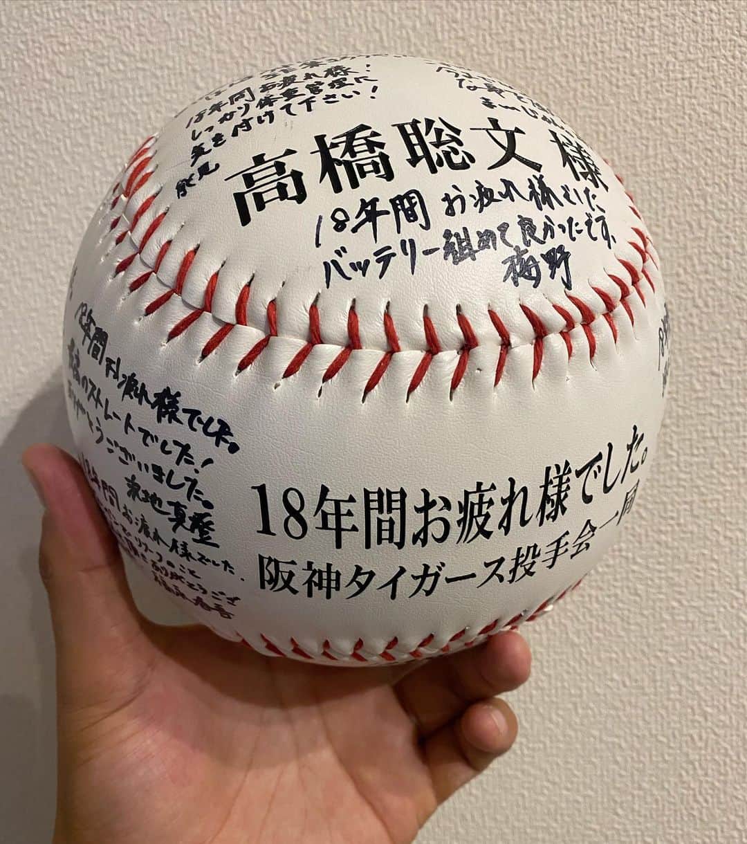 高橋聡文のインスタグラム：「投手会旅行の時に蟹🦀食べ終わった後サプライズでみんなのメッセージ付きボール頂きました⚾️ 沢山遊んで、沢山食べてボールまでもらって最高の１日でした😁」