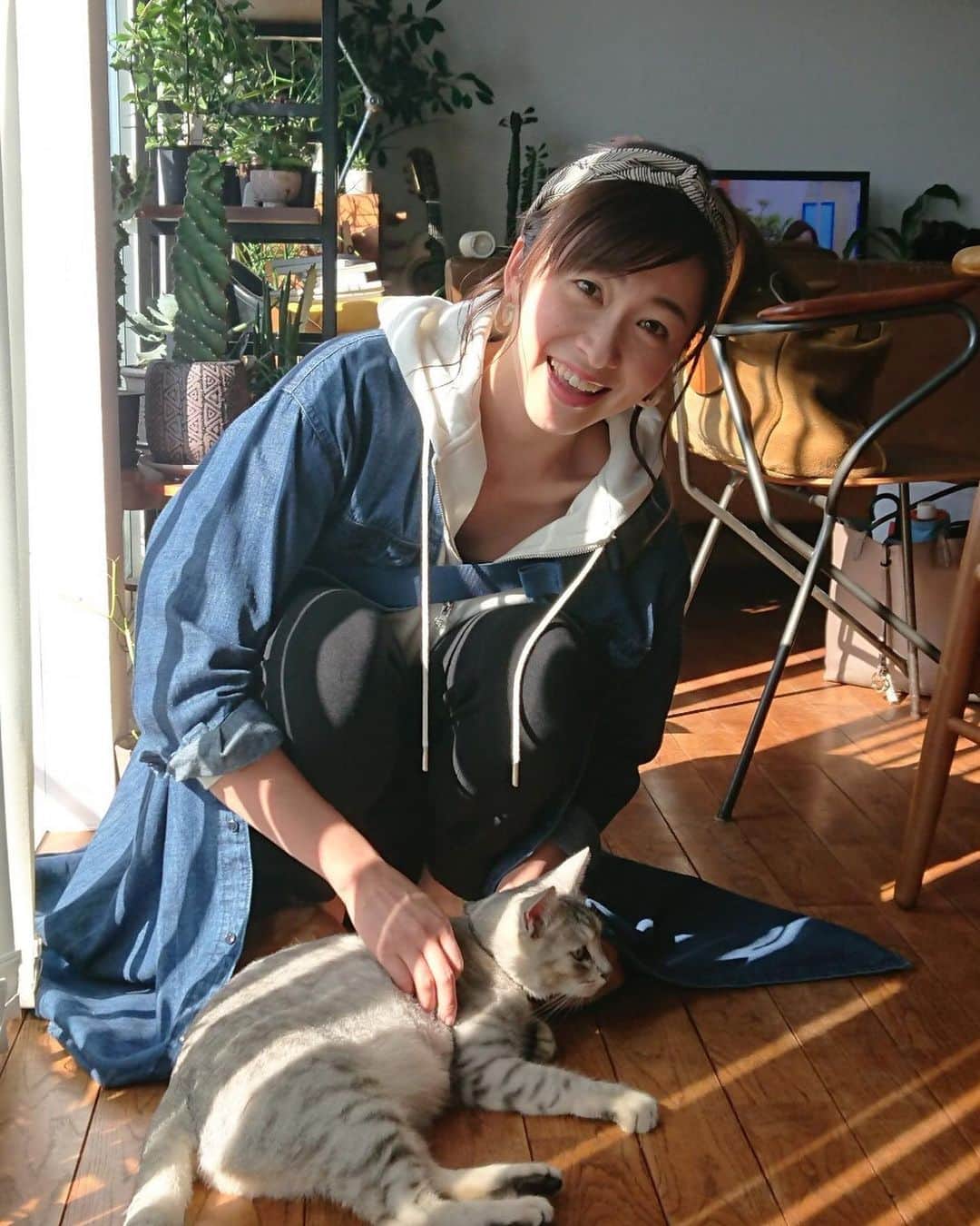 黛英里佳さんのインスタグラム写真 - (黛英里佳Instagram)「ホンダカーズでの撮影時、お借りしたお宅にいた猫ちゃん🐱  とっても人懐っこくていっぱい触らせてくれました🥰  現場に動物がいると本当に癒されます😍  #猫#🐱」12月13日 17時47分 - erikamayuzumi_official