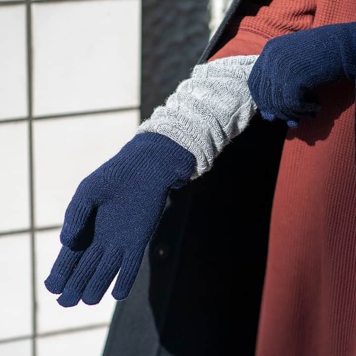 のインスタグラム：「冷え込みが厳しくなってきて、手がかじかんでくる冬本番。 おしゃれで防寒にもばっちりな、肘までカバーできる手袋「セレーネ（エヴォログ）」のご紹介です！ . ながーい手袋は、袖口から入ってくる風を防いでくれるので自転車に乗る時にも大活躍。日本製のしっかりとしたつくりと、手や腕にすっきりフィットしてくれるフォルムは付け心地抜群ですよ。 親指、人差し指、中指の先端部分がスマートフォンの操作に対応しているので、手袋を外さなくてもいいのも助かります。 . ラインナップは使いやすいカラーの「ネイビー×グレー」、「ライトグレー×チャコール」、「ベージュ×ブラウングレー」の3種。 . ▼詳細はプロフィールのリンクからご覧いただけます。 → @freedesign_jp . 【取扱店舗】 #フリーデザインオンラインショップ #フリーデザイン吉祥寺店  #エヴォログ #evolog #セレーネ #selene #手袋 #glove #グローブ #冬物 #防寒 #プレゼント #クリスマスプレゼント #北欧 #北欧雑貨 #シンプル #シンプルライフ #シンプルデザイン #暮らし #丁寧な暮らし #暮らしを楽しむ #雑貨店 #雑貨屋 #インテリアショップ #freedesign #フリーデザイン #吉祥寺 #kichijoji」