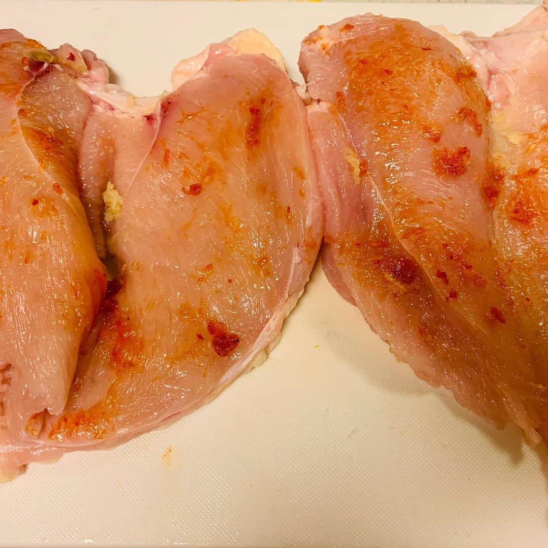 一条もんこさんのインスタグラム写真 - (一条もんこInstagram)「かんずり鶏ハム。  胸肉2枚を観音開きにしておろしにんにくとかんずりと塩、胡椒をすり込んで巻き、ラップできっちりと3重に包みます。  鍋に鶏肉とたっぷりの湯を沸かして火を止め、コップ1杯の水を入れて温度を70℃近くに下げます。そのまま蓋をして30分で完成。  発酵力でしっとりヘルシー♡地味だなぁ #スパイス#スパイス料理#レシピ#簡単レシピ#鶏ハム#簡単料理#かんずり#胸肉#鶏肉#低カロリー#高タンパク質#低温調理#ストウブ使用#地味だけど美味しい#しっとり#柔らか#一条もんこ」12月13日 17時51分 - monko1215