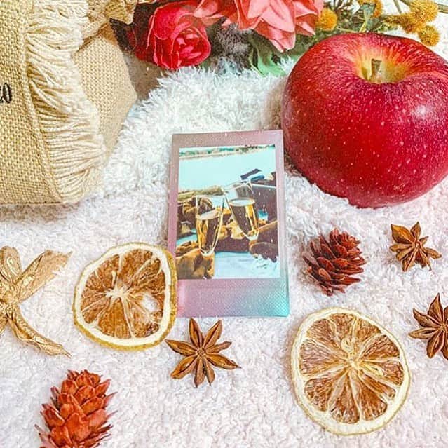 Fujifilm instaxさんのインスタグラム写真 - (Fujifilm instaxInstagram)「.﻿ #instaxlife で投稿して頂いた @kanayan0303 さんのチェキをご紹介！﻿ ﻿ チェキを使ってパーティーをさらに楽しく◎﻿ 虹色に輝くチェキフィルムで、キラキラとした瞬間をそのままのイメージで表現したいですね♪﻿ ﻿ ただいま、チェキの魅力をファンの方と一緒に発信し広げる「instax Life プロジェクト」を開催中！チェキが好きなら、カメラを持っていない人でも大歓迎☆﻿ みなさまのご参加を心よりお待ちしております♪﻿ ﻿ 詳しくはこちらから☞https://instax.jp/instaxlifeproject/﻿ ﻿ #instax #instaxcamera #instaxmini #cheki #チェキ #FUJIFILM #富士フイルム #シャンパン #乾杯 #ホリデーシーズン #クリスマスパーティー #楽しい時間 #チェキのある生活 #メモリアルチェキ #instaxlife」12月13日 18時10分 - cheki_instax