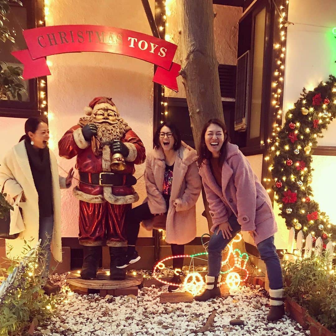 桃生亜希子のインスタグラム：「もうすぐ冬休み◉ 　x'mas前の金曜日の放課後。 　素敵なデコレーションで、 　ママの気分も盛り上がる❤️🎅🎄🎁🎉💝」