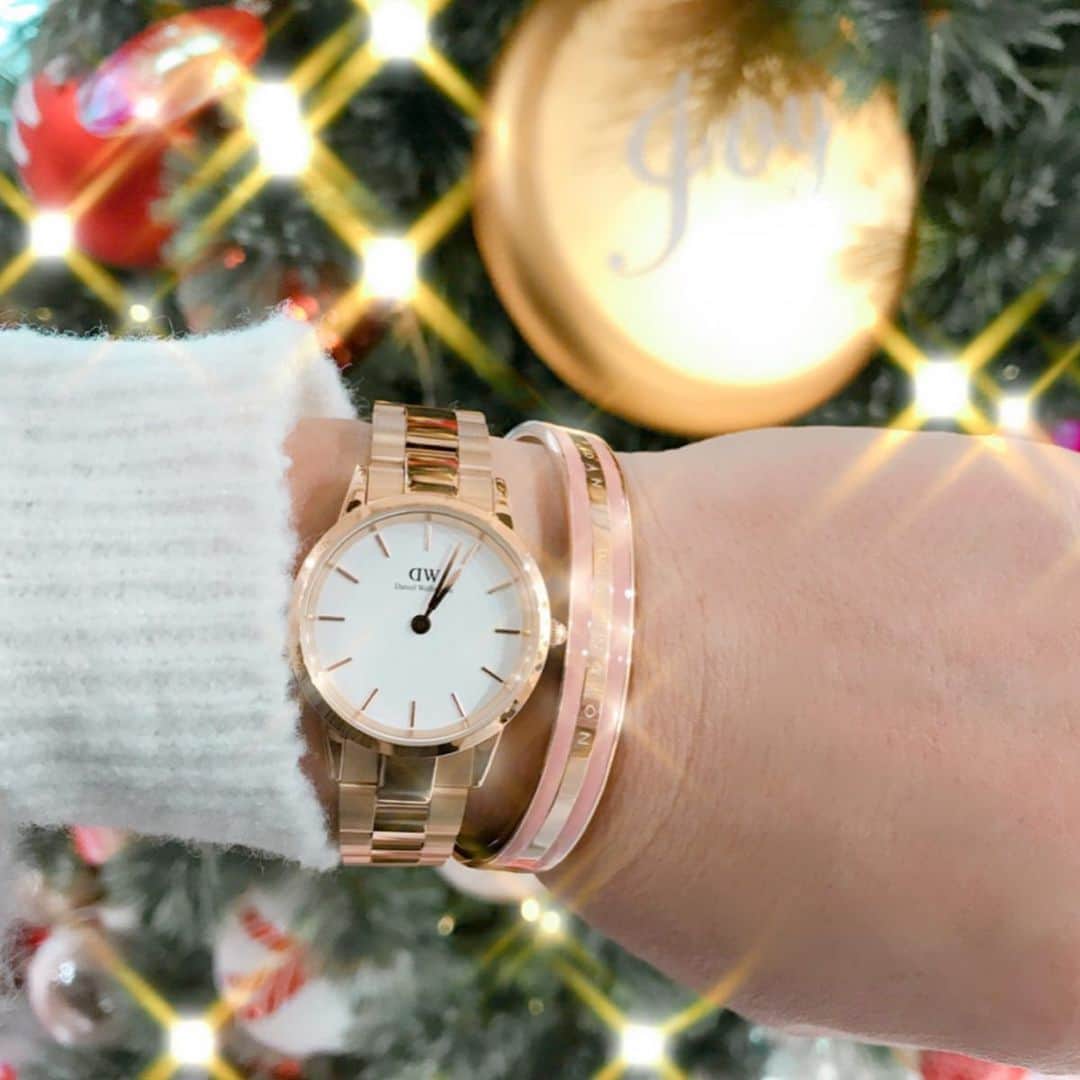 kayoのインスタグラム：「* * 令和初のクリスマスプレゼントにいかがですか？🎄🎁✨✨ * * ⭐️ダニエルウェリントンホリデーキャンペーン開催中 * * ⭐️12/27までに2点以上のご購入で20%off(全商品対象) * * ⭐️日本限定のギフトラッピングが登場🎁✨ * * ⭐️クーポンコード【kayo01】使用で15%off(2020/1/31まで有効) DW公式直営店舗とWEBショップにて使用可能🤩 * * @danielwellington  https://www.danielwellington.com/jp. * * #ダニエルウェリントン #DWホリデーキャンペーン * *」