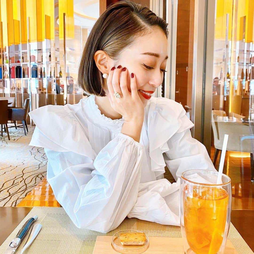 のインスタグラム：「今日久しぶりにゆっくりと 心友とデートの日🥰♥️ お気に入りの指輪つけてきた🌿 @bijou_de_m ・ ・ #bijoudem#jewelry #hotel#intercontinentalhotel」