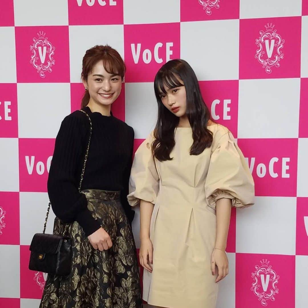 新井舞良さんのインスタグラム写真 - (新井舞良Instagram)「VOCE BEST COSMETICS AWARDS 2019♥️ ベストコスメに選ばれたコスメ達、輝いていました。  私も普段から使っているコスメもあり、コスメ関係者の皆様も嬉しそうで、努力が報われて、たくさんの人達に使って頂けてて、もっと進化していくっていう意気込みを聞いて、凄いな、みんな頑張ってるなと思いました。私も頑張らなきゃなと思いました。 ベストコスメに選ばれたコスメの関係者の方々おめでとうございます！！来年の新作コスメも楽しみ✨✨ 来年はゴールドが流行るみたい🎖 #vocebestcosmeticsawards2019 #voce」12月13日 18時08分 - myra_arai