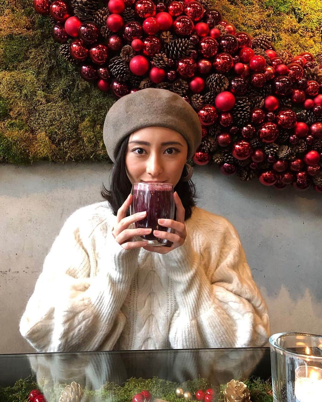 東美樹さんのインスタグラム写真 - (東美樹Instagram)「christmassy mood at Nicolai Bergman cafe in Omotesando. I really liked their winter special juice called “Helsinki” :) It was warm enough and got some ginger in it that warms up your body. Perfect drink before work out♥️✨ Photo courtesy of @missmychan 🥰xxx 忙しない12月。ほんの少しだったけどなんとか時間を合わせてお友達と久しぶりに女子らしいカフェへ。 東京で今一番クリスマスを感じられる場所かもしれない🎶何年か前に地元福岡の太宰府天満宮もニコライバーグマンとコラボしてて本当にキレイだったなあ。 欲しかったお花が生花でクリスマスまで持たなかったので今回は断念💦 . #Omotesando #christmasinJapan #festiveseason #flowerarrangement #nicolaibergmann #scandinavianstyle #表参道カフェ #東京クリスマス」12月13日 18時15分 - mikko.36___