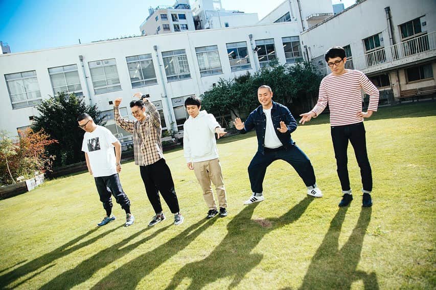 竹村真奈のインスタグラム：「好評につき、東京ニュース通信社のサイトで初日に即在庫切れとなってしまった『OWARAI Bros. -TV Bros.別冊お笑いブロス-』 、amazonや楽天でも発売開始しました！ . ミキの特集はもちろんですが、芸人同士の対談の組み合わせにとにかく燃えた一冊です。対談だと、単独インタビューでは聞けないような話や素顔が見えて、写真もいつもと違う顔が見られるはず。お楽しみに🎙 . #ミキ #ジャルジャル × #かまいたち　 #シソンヌ × #ハナコ #見取り図 × #アインシュタイン　 #さらば青春の光 × #かが屋 #ニューヨーク × #空気階段　 #からし蓮根 × #コウテイ　 #フワちゃん × #EXIT #tvbros #お笑いブロス」