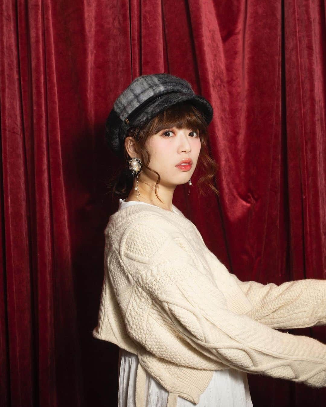 のインスタグラム：「〈ONLINE STORE LIMITED〉今年もクリスマスシーズンに合わせてオンラインストア限定アイテムが登場！ シルエットにこだわったシンプルなマリンキャップ＜マリウス＞シリーズのクリスマス限定エディション・ 男女関係なくしっかり被れる程よい深さに、余分な膨らみがなくキレイなシルエットになるCA4LAロングセラーアイテムに、グレー・レッドは肉厚なイタリア製生地のシャギーチェック、ブラウンはソフトな風合いのアルパカ混のシャギーチェックをのせた上品な仕上がり。 . Name. COM マリウス 価格：8,500円＋税 商品番号：TAM02366 . . #限定アイテム #クリスマス限定 #ca4la #hats #カシラ #帽子 #マリンキャップ #マリンキャス #marinecap #marinecas #casquette #キャスケット #madeinjapan #日本製 #fashionphography #ig_portrait #ig_photooftheday #portraitmood #makeportraits #theportraitpr0ject」