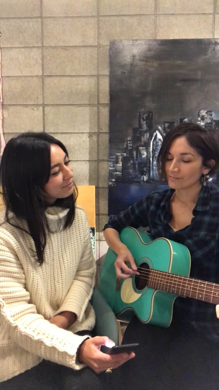MiChiのインスタグラム：「@katmcdowell visited my studio today so we sang a little for ya 😘 We’ll also be releasing a song we wrote together next year yay💕  今日は Kat がアトリエ来てくれたからちょっと歌ったよ〜 2人で書いた曲も来年リリースするからお楽しみに！✨」