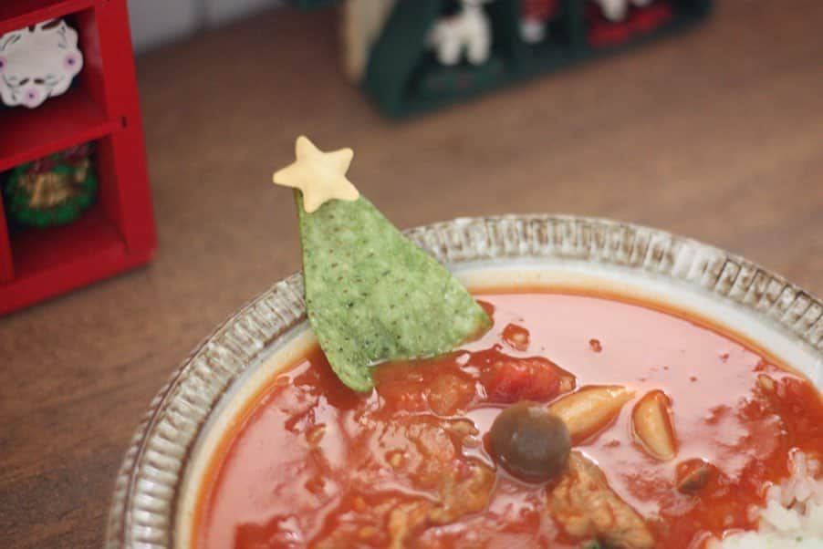 maruku. café さんのインスタグラム写真 - (maruku. café Instagram)「2019.12.13 thu  こんばんは。 maruku.cafeです。  明日14(土)から定休日を挟んで16(月)まで お休みを頂いております。 よろしくお願い致します。  今日はお昼から お子様連れのお客様から クリスマスランチのご予約を頂き クリスマスメニューのトマトハヤシライスをオーダー頂きました＊。 ちょこんと小さなツリー付きの クリスマスカラーのハヤシライス、ぜひお試し下さい🎄  トマトの甘味が美味しいスペシャルメニューです◎  次回営業日の17(火)も みなさまのお越しをお待ちしております＊。」12月13日 18時20分 - marukucafe