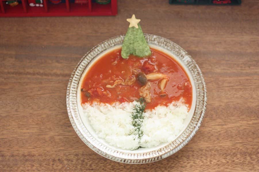 maruku. café のインスタグラム：「2019.12.13 thu  こんばんは。 maruku.cafeです。  明日14(土)から定休日を挟んで16(月)まで お休みを頂いております。 よろしくお願い致します。  今日はお昼から お子様連れのお客様から クリスマスランチのご予約を頂き クリスマスメニューのトマトハヤシライスをオーダー頂きました＊。 ちょこんと小さなツリー付きの クリスマスカラーのハヤシライス、ぜひお試し下さい🎄  トマトの甘味が美味しいスペシャルメニューです◎  次回営業日の17(火)も みなさまのお越しをお待ちしております＊。」