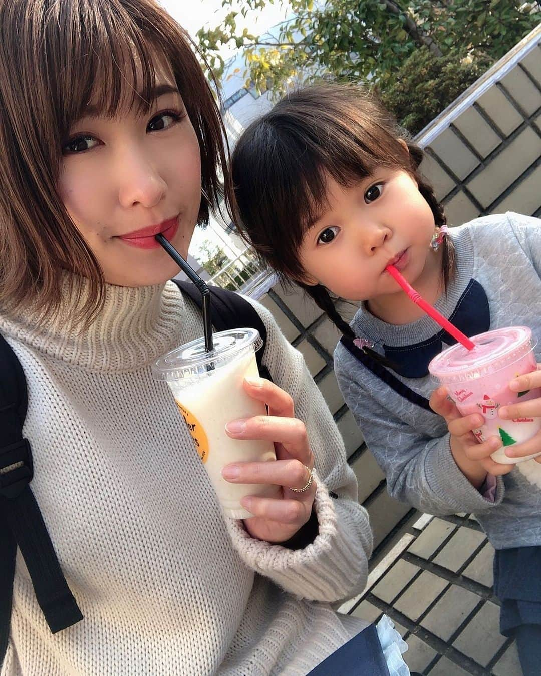 南まりかのインスタグラム：「. フルーツジュース飲んで休憩中の写真✌︎ 2人でシェアできるっていいですね♡  #フルーツジュース #母娘 #女の子のママ  #クリスマス仕様カップ #可愛いなぁ」