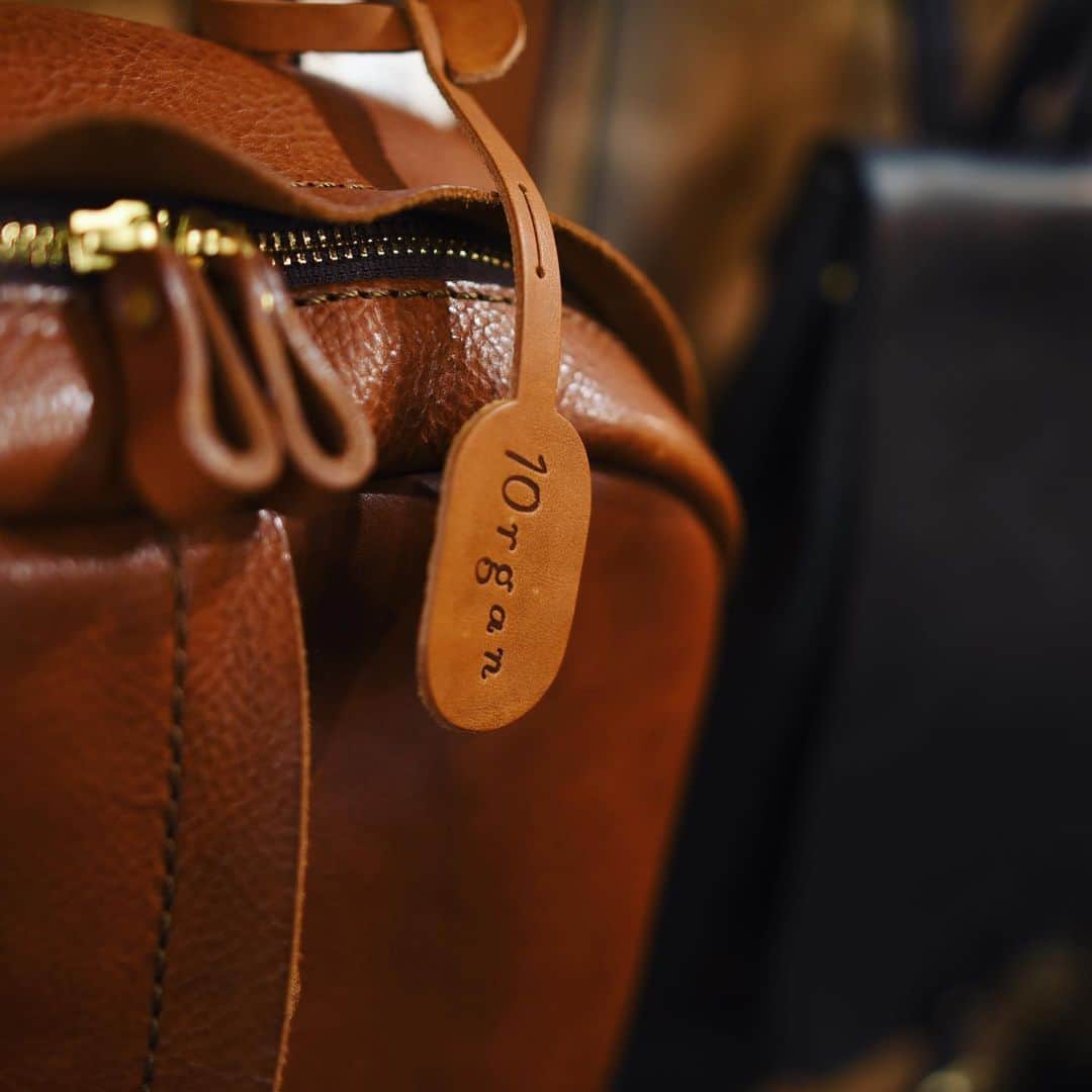 HERZ ヘルツさんのインスタグラム写真 - (HERZ ヘルツInstagram)「10周年記念イベント開催中の @organ_leather﻿ ノベルティや特別な商品、様々な企画を準備して、10周年目を彩っています。﻿ 詳しくはヘルツ公式サイト内「Organ10周年記念ページ」をご確認下さい。﻿ ﻿ Organ店内も程よい感じのクリスマス模様になっています。﻿ ここでしか販売していない出来立ての鞄や小物も多数あります。﻿ この土日、渋谷・表参道方面にお出かけ予定の方は是非ともお立ち寄り下さい。﻿ ヘルツ本店も歩いてすぐなので、ハシゴでご覧頂ければ嬉しいです。﻿ 皆様のご来店をお待ちしております。﻿ ﻿ #organ #organbag #オルガン #ヘルツ #ヘルツ本店 #革小物 #革 #革鞄 #革製品 #イタリアンレザー #イタリア革 #herz #herzbag #leather #leathergoods #leatherbag #madeinjapan」12月13日 18時30分 - herz_bag