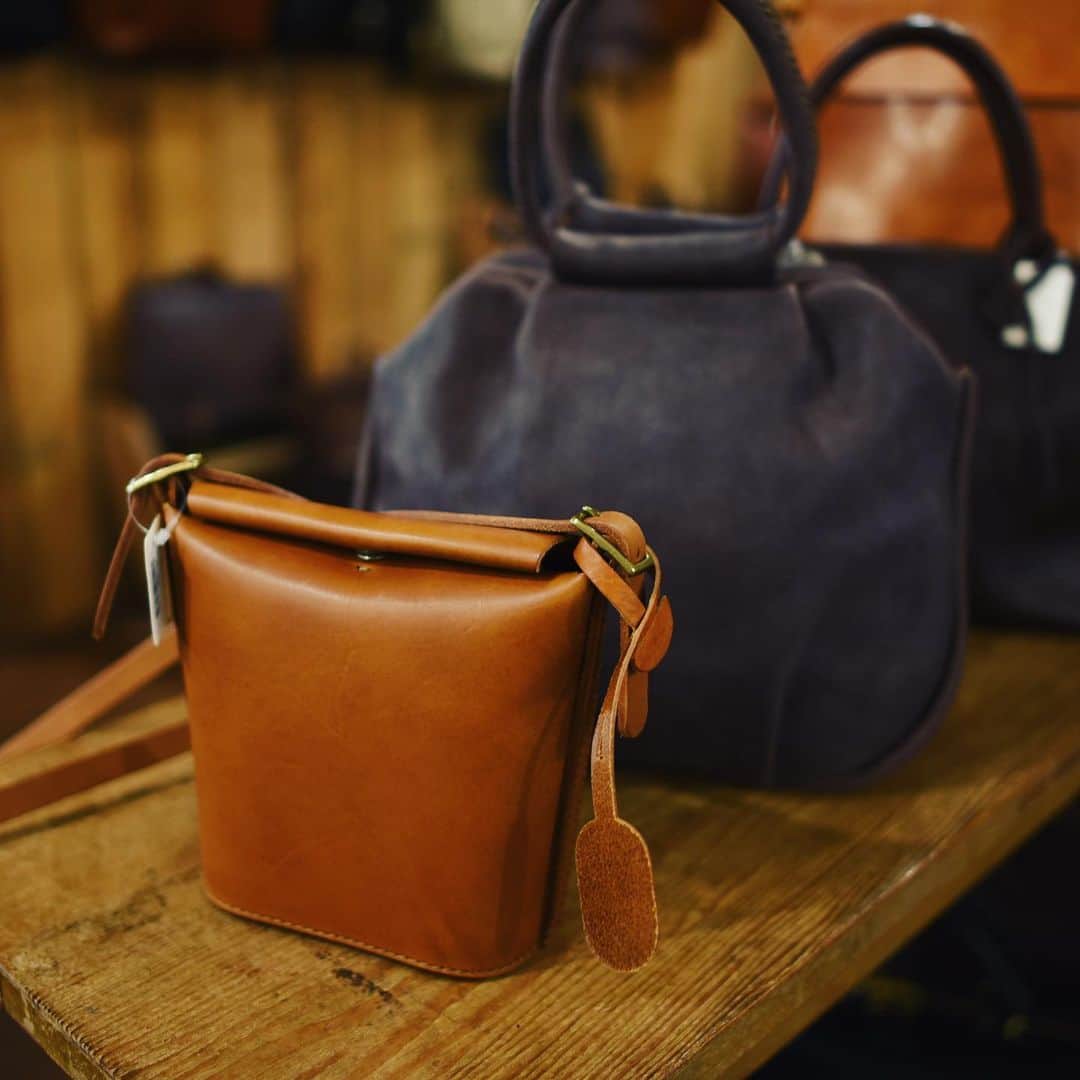 HERZ ヘルツさんのインスタグラム写真 - (HERZ ヘルツInstagram)「10周年記念イベント開催中の @organ_leather﻿ ノベルティや特別な商品、様々な企画を準備して、10周年目を彩っています。﻿ 詳しくはヘルツ公式サイト内「Organ10周年記念ページ」をご確認下さい。﻿ ﻿ Organ店内も程よい感じのクリスマス模様になっています。﻿ ここでしか販売していない出来立ての鞄や小物も多数あります。﻿ この土日、渋谷・表参道方面にお出かけ予定の方は是非ともお立ち寄り下さい。﻿ ヘルツ本店も歩いてすぐなので、ハシゴでご覧頂ければ嬉しいです。﻿ 皆様のご来店をお待ちしております。﻿ ﻿ #organ #organbag #オルガン #ヘルツ #ヘルツ本店 #革小物 #革 #革鞄 #革製品 #イタリアンレザー #イタリア革 #herz #herzbag #leather #leathergoods #leatherbag #madeinjapan」12月13日 18時30分 - herz_bag
