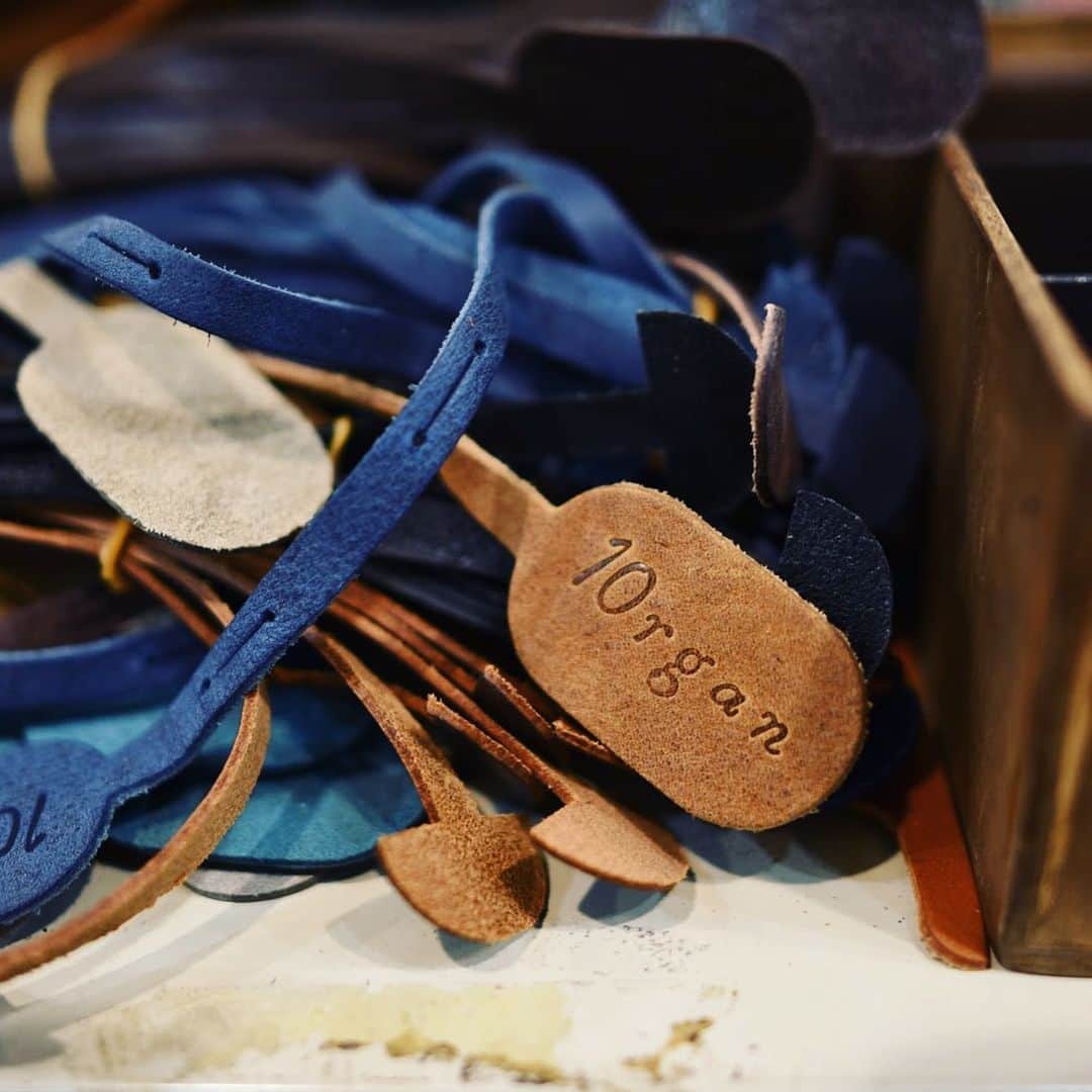 HERZ ヘルツさんのインスタグラム写真 - (HERZ ヘルツInstagram)「10周年記念イベント開催中の @organ_leather﻿ ノベルティや特別な商品、様々な企画を準備して、10周年目を彩っています。﻿ 詳しくはヘルツ公式サイト内「Organ10周年記念ページ」をご確認下さい。﻿ ﻿ Organ店内も程よい感じのクリスマス模様になっています。﻿ ここでしか販売していない出来立ての鞄や小物も多数あります。﻿ この土日、渋谷・表参道方面にお出かけ予定の方は是非ともお立ち寄り下さい。﻿ ヘルツ本店も歩いてすぐなので、ハシゴでご覧頂ければ嬉しいです。﻿ 皆様のご来店をお待ちしております。﻿ ﻿ #organ #organbag #オルガン #ヘルツ #ヘルツ本店 #革小物 #革 #革鞄 #革製品 #イタリアンレザー #イタリア革 #herz #herzbag #leather #leathergoods #leatherbag #madeinjapan」12月13日 18時30分 - herz_bag