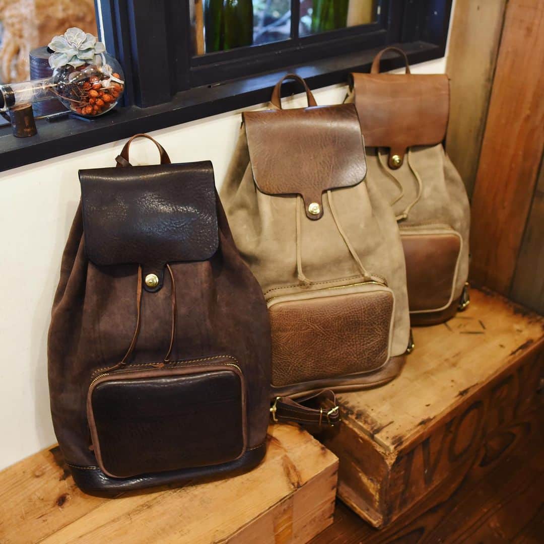 HERZ ヘルツさんのインスタグラム写真 - (HERZ ヘルツInstagram)「10周年記念イベント開催中の @organ_leather﻿ ノベルティや特別な商品、様々な企画を準備して、10周年目を彩っています。﻿ 詳しくはヘルツ公式サイト内「Organ10周年記念ページ」をご確認下さい。﻿ ﻿ Organ店内も程よい感じのクリスマス模様になっています。﻿ ここでしか販売していない出来立ての鞄や小物も多数あります。﻿ この土日、渋谷・表参道方面にお出かけ予定の方は是非ともお立ち寄り下さい。﻿ ヘルツ本店も歩いてすぐなので、ハシゴでご覧頂ければ嬉しいです。﻿ 皆様のご来店をお待ちしております。﻿ ﻿ #organ #organbag #オルガン #ヘルツ #ヘルツ本店 #革小物 #革 #革鞄 #革製品 #イタリアンレザー #イタリア革 #herz #herzbag #leather #leathergoods #leatherbag #madeinjapan」12月13日 18時30分 - herz_bag