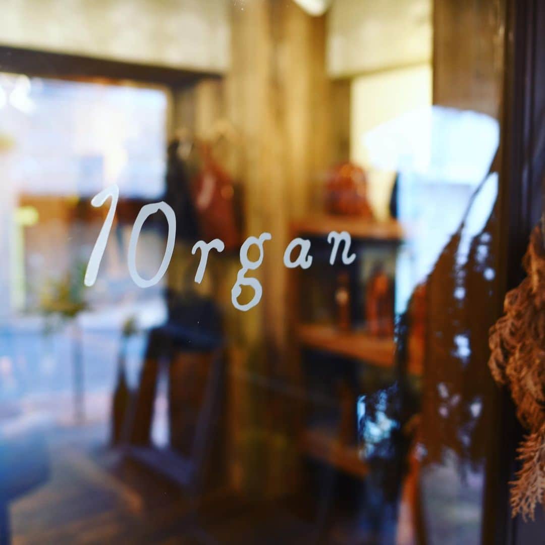 HERZ ヘルツさんのインスタグラム写真 - (HERZ ヘルツInstagram)「10周年記念イベント開催中の @organ_leather﻿ ノベルティや特別な商品、様々な企画を準備して、10周年目を彩っています。﻿ 詳しくはヘルツ公式サイト内「Organ10周年記念ページ」をご確認下さい。﻿ ﻿ Organ店内も程よい感じのクリスマス模様になっています。﻿ ここでしか販売していない出来立ての鞄や小物も多数あります。﻿ この土日、渋谷・表参道方面にお出かけ予定の方は是非ともお立ち寄り下さい。﻿ ヘルツ本店も歩いてすぐなので、ハシゴでご覧頂ければ嬉しいです。﻿ 皆様のご来店をお待ちしております。﻿ ﻿ #organ #organbag #オルガン #ヘルツ #ヘルツ本店 #革小物 #革 #革鞄 #革製品 #イタリアンレザー #イタリア革 #herz #herzbag #leather #leathergoods #leatherbag #madeinjapan」12月13日 18時30分 - herz_bag