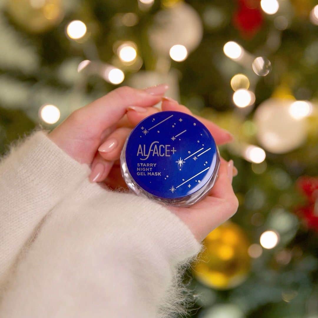 オルフェス（ALFACE+）のインスタグラム：「クリスマスプレゼントは﻿ 1年間頑張った自分にも🎁﻿ ﻿ キラキラ光るジェルマスクを﻿ いつものスキンケアにプラスして、﻿ ちょっと特別な気分✨ ﻿ ﻿ 今年も素敵なクリスマスになりますように🎅﻿ ﻿ ﻿ 💫プレゼントキャンペーン開催中💫 ﻿ ﻿ ﻿ 12/5～12/15の期間中の投稿にいいね！＆フォローしてくださった方の中から、﻿ 抽選で30名の方に、﻿ ﻿ オルフェスの新商品・スリーピングパックとフェイスマスクセットを﻿ プレゼントさせていただきます🎁 ﻿ ﻿ ぜひいいねとフォローをお願いします❤ ﻿ ﻿ ※当選者の方にはDMでご連絡させていただきます💌 ﻿ ﻿ ﻿ #オルフェス #スターリーナイトジェルマスク #スリーピングパック #クリスマス #Christmas2019 #クリスマスプレゼント #クリスマスコスメ #コスメ #Holiday #ホリデーコスメ #スキンケア #新商品 #newin #自分へのご褒美 #イルミネーション #star #クリスマスツリー #プレゼントキャンペーン #キャンペーン #懸賞」