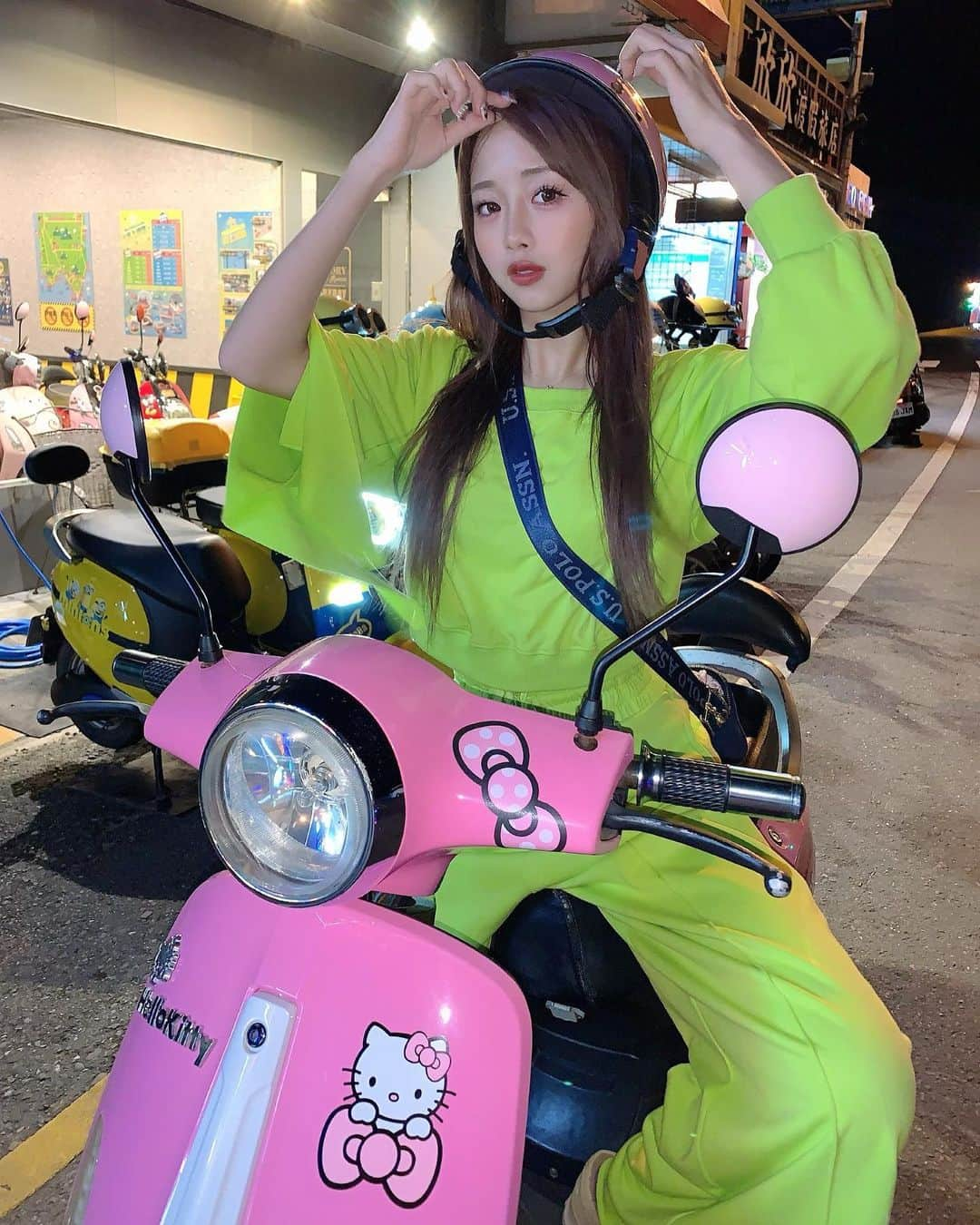 加藤ゆりなさんのインスタグラム写真 - (加藤ゆりなInstagram)「バイク乗れないのに🧐😫💔wwwww 台湾の最南端、墾丁に来ている😆🚅✈️ 前日まで場所ちゃんと調べてなくて、空港間違えて桃園で予約してしまい端っこから端っこまで移動してるwww 5時間以上笑笑 . . . . #墾丁 #台湾　#南湾　#墾丁美食 #墾丁大街 #墾丁景點　#台湾旅行　#海外旅行」12月13日 18時41分 - _yuringo_