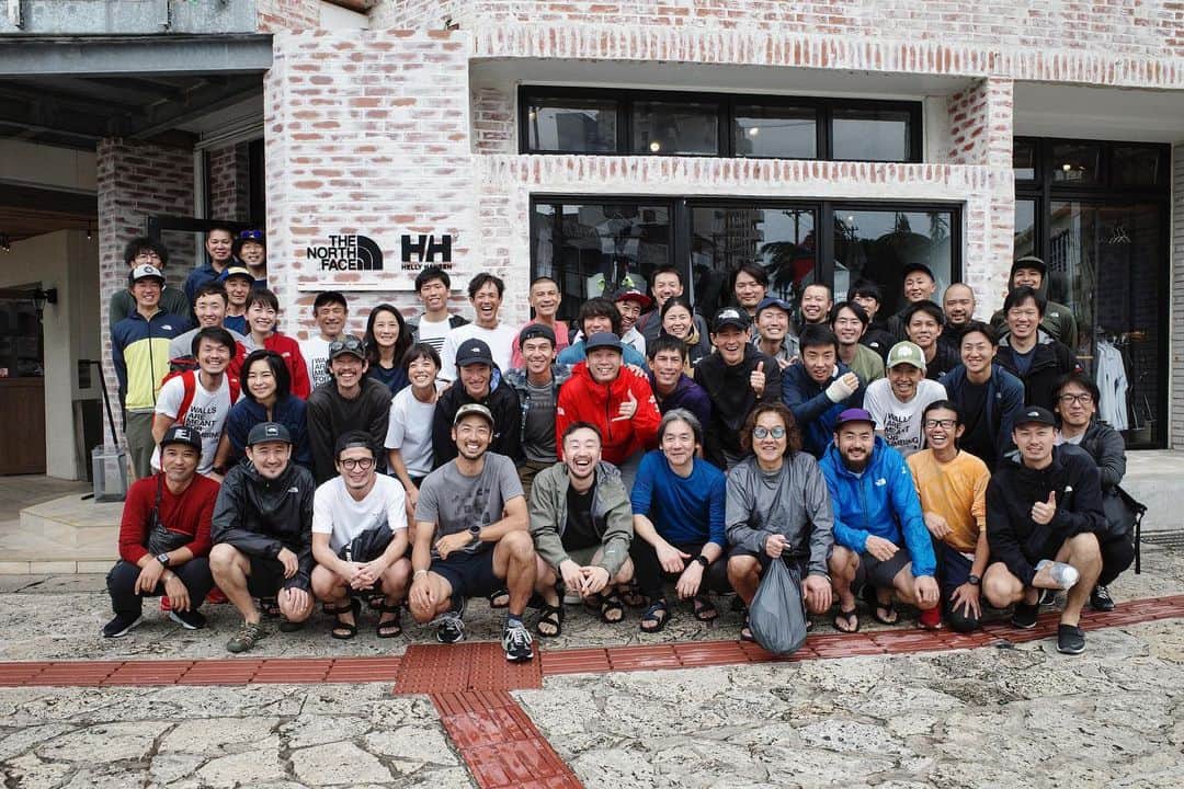 小野塚彩那のインスタグラム：「昨日までの3日　@thenorthfacejp のアスリートサミットで沖縄県は石垣島に行ってました。. . 今回のアスリートサミットでは環境問題にうんと考えさせられ、ビーチクリーンではたった30分でこれだけのゴミが。. . その後マイクロプラスチック問題を思いっきり目の当たりにし、自分たちの生活の中にある当たり前が自然に対してどれだけの影響を与えているのかということがわかりました。. . 私にとって初めての沖縄がこのアスリートサミットで良かったと思えました。. . またできることからコツコツとやっていけたらいいな。. . そして、素晴らしいアスリートたちとの交流もまた自分のモチベーションを高めることができました👍. . この機会を与えてくれた @thenorthfacejp の皆さんには本当に感謝しかありません。. . また来年…！. . #tnf_athletesummitjapan」