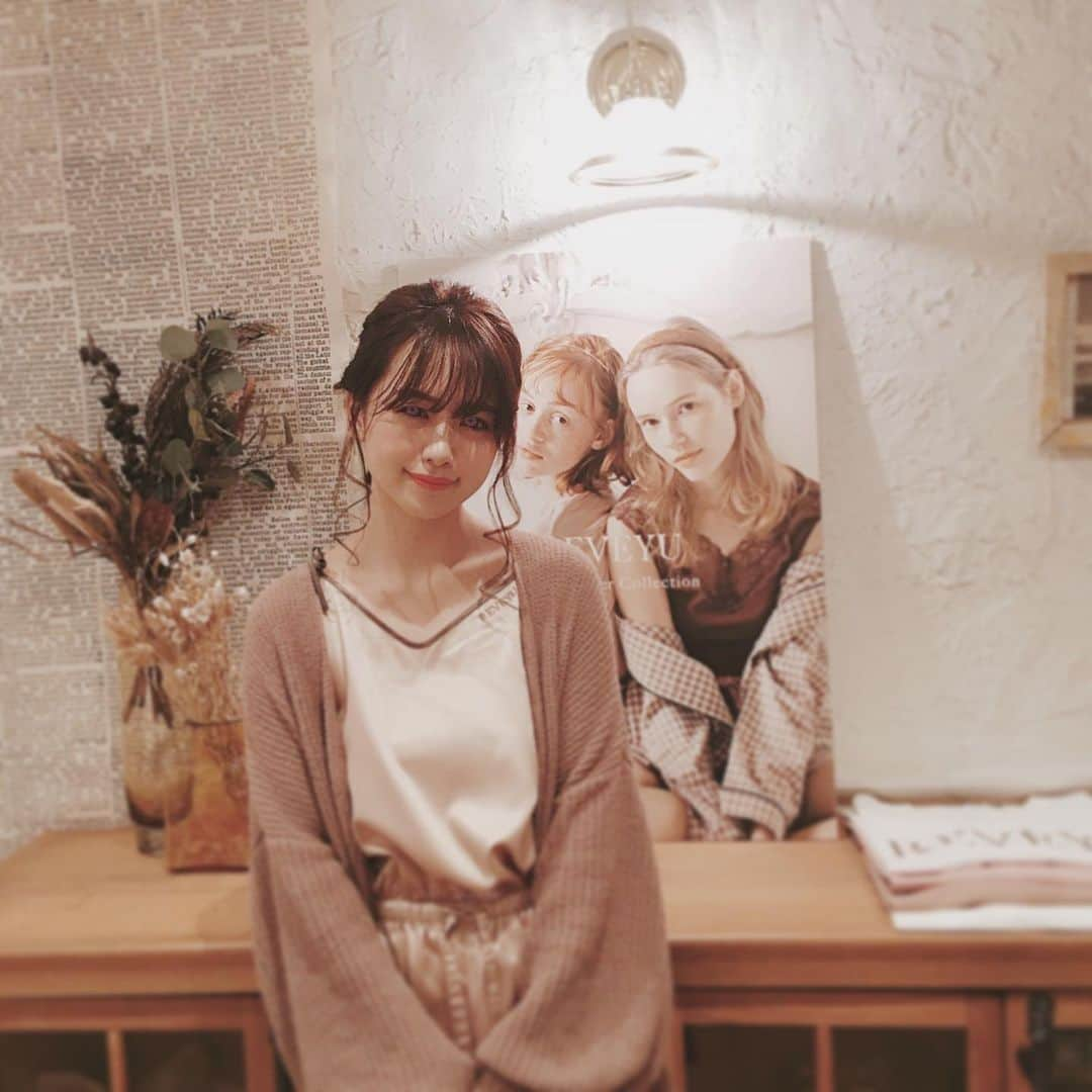 antenna* officialさんのインスタグラム写真 - (antenna* officialInstagram)「#antenna_JP インスタに#ゆうこす 登場👼﻿ ﻿ ﻿ ゆうこすこと#菅本裕子 さんが#プロデュース する #ルームウェア ブランド「#REVEYU （レブユー）」さんの展示会に行ってきました✨﻿ ﻿ ﻿ 「自分のためだけではなく、相手の目線も意識した大人の"モテ"ルームウェア」をコンセプトにしていて、ディテールに女性を可愛く見せる工夫がたくさん💕﻿ ﻿ ﻿ 来シーズンはメンズラインも発売されるので、ペアルームウェアでおうちデートも楽しそうです🥰﻿ ﻿ ﻿ ちなみにリアルゆうこすはとってもスイートで、同性から見てもモテ要素満載でした💋✨」12月13日 18時53分 - antenna_jp