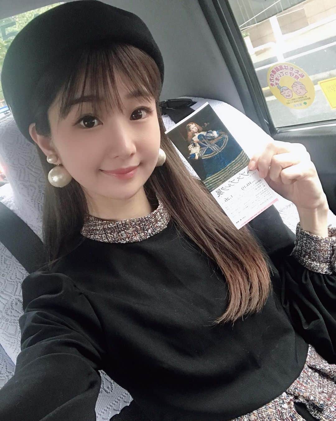 奈々子のインスタグラム：「シックな雰囲気にしたい時によく使うのが、#小顔ピアス のパールオンリーなんですが。。♡ この小顔ピアスとラグジュアリーボールの人気の2点がセットになった着せ替えピアスが入荷しました(*^_^*) 4パターンの組み合わせができて使い回し抜群です♡♡♡♡ → @coco.madonna . . #n75jewelry #n75小顔ピアス」