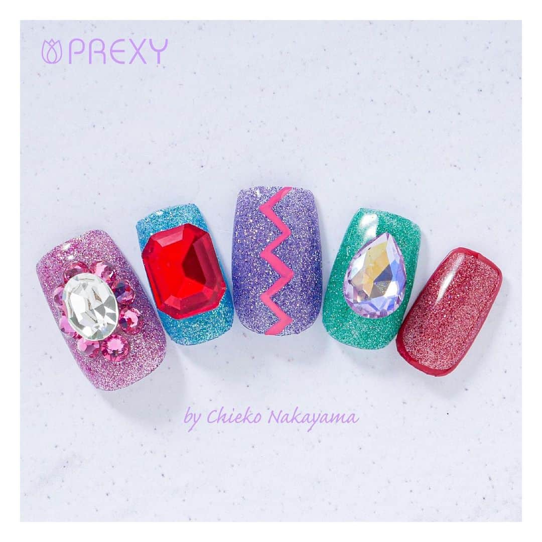 なかやまちえこのインスタグラム：「11/23から発売している、なかやまセレクトのPREXYグリッター✨⠀ こちらのサンプルは『Cotton Candy』のセットで作ってますよ✨✨⠀ ネットだと『プリモール』『joyart』、店舗だと『キャンディポケット』にて販売中です✨✨✨💫 #nail #nails #nailart #ネイル #美甲 #ネイルアート  #clou #nagel #ongle #ongles #unghia #japanesenailart #manucure #네일 #젤네일 #네일아트 #네일리스트  #グリッターネイル #ラメネイル #glitternails ⠀」