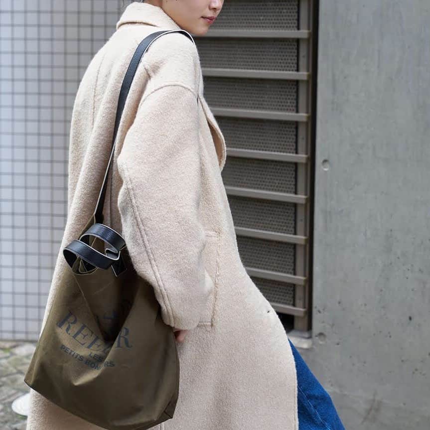 のインスタグラム：「. 【 MERCI SPECIAL PRICE 】 . MERCI=ありがとう、の言葉とともに。 , ショルダータイプで荷物もたっぷり入るベーシックバッグは、あったかコートとの相性もぴったり。 . ■ Oversize Boucle Coat / @maisondereefur ■ 2-Way Tote Bag / @maisondereefur . . 【展開店舗】 ルミネエスト新宿店・博多店・OFFICIAL WEB SHOP・OFFICIAL GLOBAL SHOP・ZOZOTOWN店 . #maisondereefur #reefur #specialprice #sale #winterfashion  #fashion  #リーファー #メゾンドリーファー #merci」