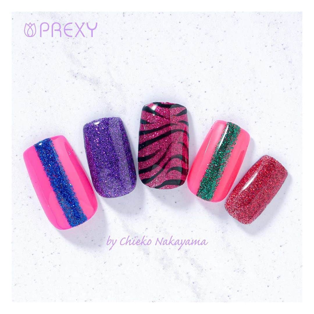 なかやまちえこのインスタグラム：「11/23から発売している、なかやまセレクトのPREXYグリッター✨⠀ こちらのサンプルは『Super Rainbow』のセットで作ってますよ✨✨⠀ ネットだと『プリモール』『joyart』、店舗だと『キャンディポケット』にて販売中です✨✨✨💫 #nail #nails #nailart #ネイル #美甲 #ネイルアート  #clou #nagel #ongle #ongles #unghia #japanesenailart #manucure #네일 #젤네일 #네일아트 #네일리스트  #グリッターネイル #ラメネイル #glitternails ⠀」