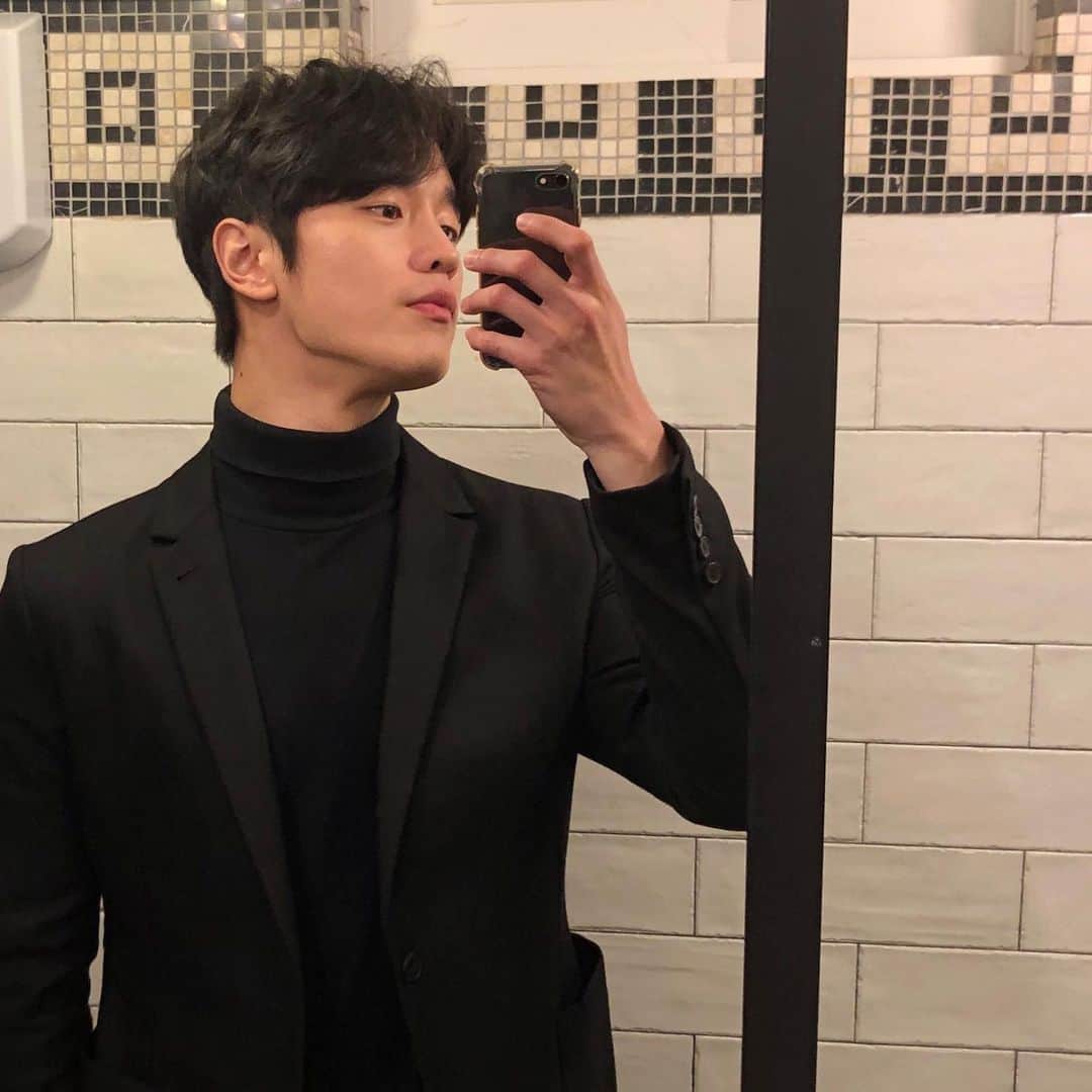 キム・ドワンのインスタグラム：「어썸이엔티 송년파티」