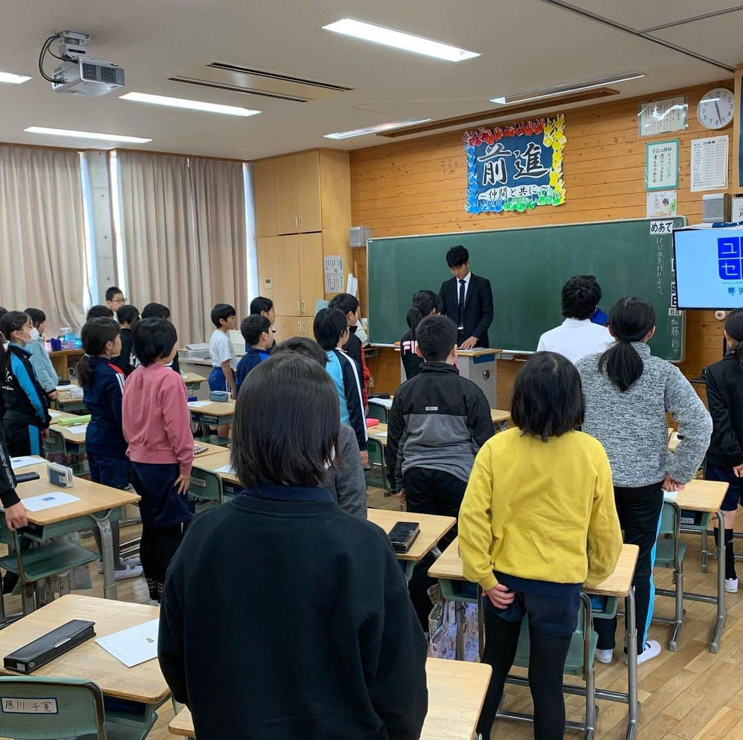 小幡竜平さんのインスタグラム写真 - (小幡竜平Instagram)「今日、土岐市立泉小学校で「ユメセン」を行ってきました！  凄く緊張しましたが、話もちゃんときいてくれて、子供たちとの触れ合いもとても楽しかったです！  小さい頃の夢や、今の目標について喋らせてもらって、自分自身もより一層頑張ろうと思えた1日でした！  最後の写真の方は、公演の時間帯は別でしたが、今は現役を引退されていて桐蔭学園→早稲田大学でレギュラーを張っていた#首藤甲子郎　さんというラグビーのエリートの方でした！ 話をしていると同じ大分出身で一気に親近感が湧きました！ 出会いは素晴らしい。 #夢の教室#ユメセン#JFAこころのプロジェクト#プロ野球選手会」12月13日 19時01分 - obata_38