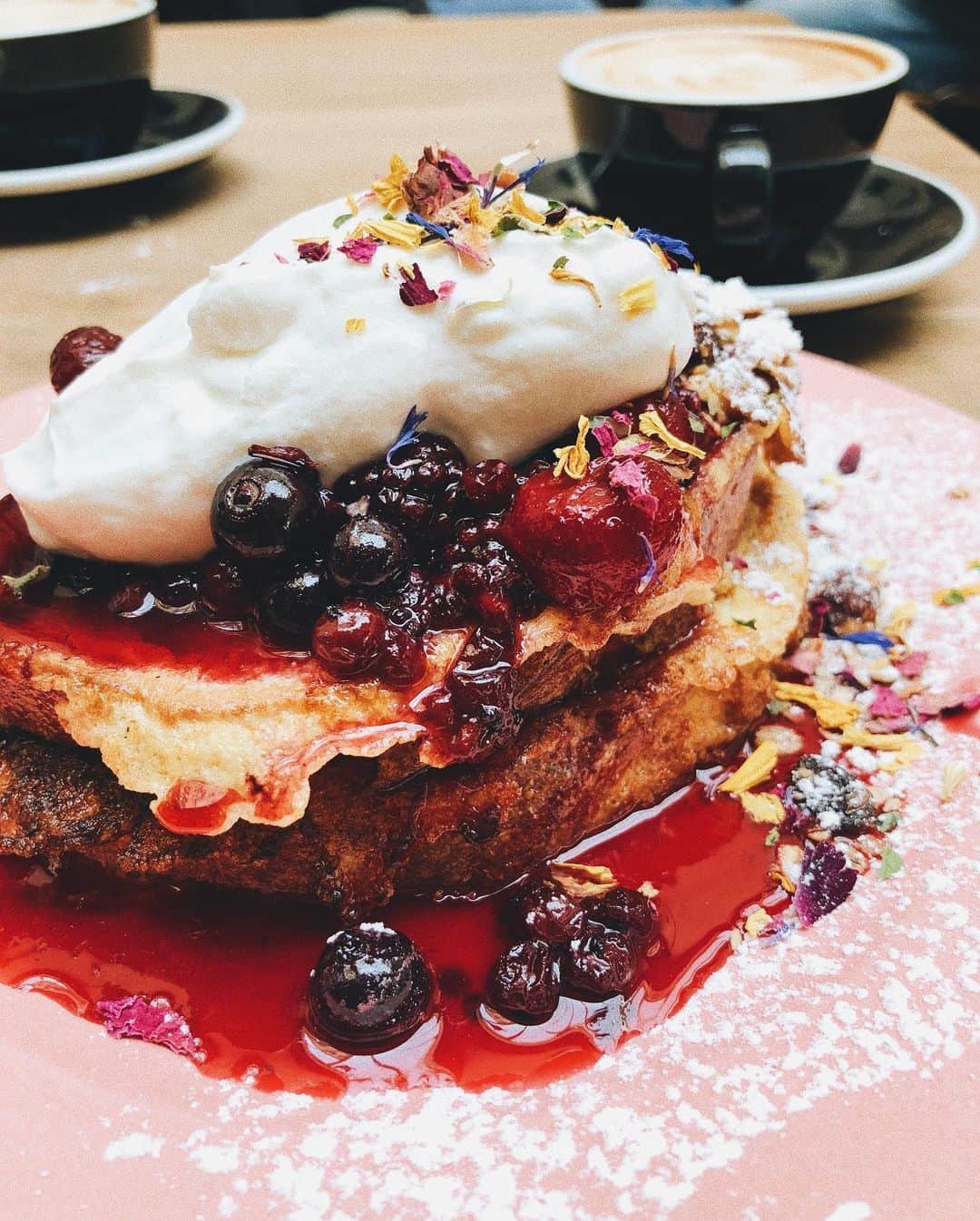 STIL IN BERLINのインスタグラム：「It’s Friday, an actually perfect day and occasion to plan your weekend brunch (a welcome distraction) – and I made a guide for you featuring 42 places with morning delights from French toast like the above, to Turkish eggs, Avo on toast, all the way to a German Frühstück, from Prenzlauer Berg to Friedenau, Charlottenburg to Neukölln. You can download the pdf via the link in my profile, or check stilinberlin.de 🥐 🍳 🥞 And since some people asked, none of the places in there paid to be included, it’s all editorial decisions made by myself. I get requests like that, but I find it a really weird way to make a guide. I’m old-fashioned like that. This is why the guide is not free but 3.90 Euro - plus tax. The tax depends on where you, the buyer, are located (it’s an EU regulation), and I don’t receive it, it’s handled by the sales platform Gumroad. I receive the 3.90 minus the fees for the platform.」