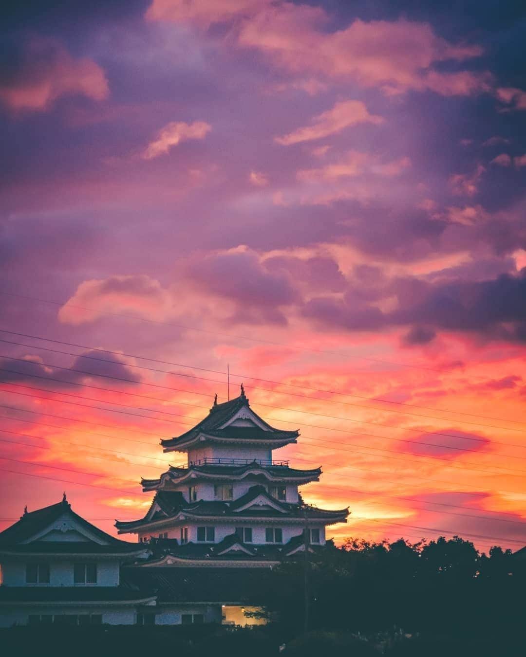 Visit Wakayamaさんのインスタグラム写真 - (Visit WakayamaInstagram)「.⠀ Have you ever seen a more striking silhouette than Yuasa Castle at sunset? ⠀ 📸: @saigont528」12月13日 19時00分 - visitwakayama