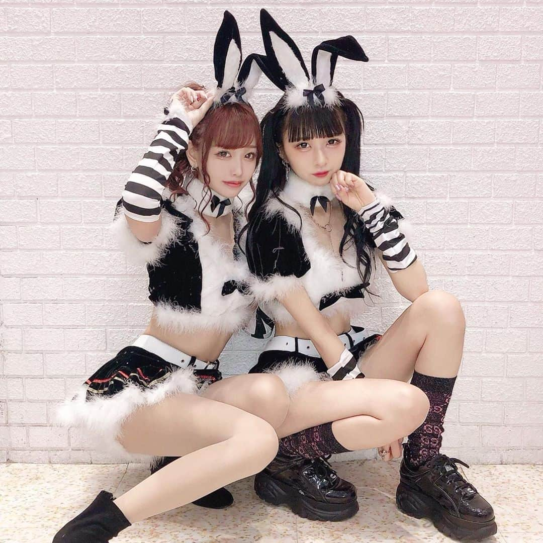 さきぼんさんのインスタグラム写真 - (さきぼんInstagram)「👯‍♀️🖤 . . #マリームーン #malymoon #malymoonオリジナル #バニー#バニーガール #セクシーサンタ #bunnygirl#クリスマス2019 #サンタコスチューム #japanesegirl #christmascostumes #christmascosplay #xmas #メリークリスマス #クリスマスイベント #party #パーティー #インスタ映え #バニーサンタ #girls #双子  #twins #双子コーデ #dancer #さきぼんクリスマス🎄  #さきぼんmalymoon #Alicebon👯‍♀️」12月13日 19時03分 - sakibon69