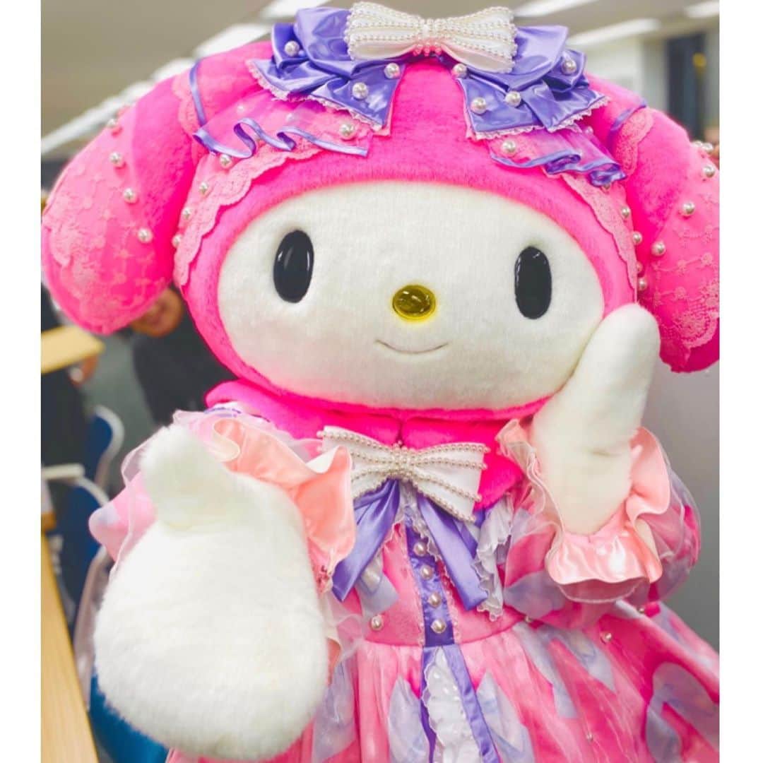 美的 Biteki's official Instagram! さんのインスタグラム写真 - (美的 Biteki's official Instagram! Instagram)「マイメロディが『美的』編集部に💕💕 『美的』1月号と『美的GRAND』2020年冬号、どっちを読もうかな...🎵（写真2枚目）  2020年といえば、マイメロディ45周年のアニバーサリーイヤー🎂！ これを記念した商品「あなた色のマイメロディデザインシリーズ」が全国のサンリオショップ、百貨店のサンリオコーナーおよび、サンリオオンラインショップにて2020年1月8日（水）より発売されます♪ ラインナップはバースデーぬいぐるみやポーチ、マシュマロみたいな肌触りがポイントのパーカーなど、とっても可愛い全15商品！  そのほか、期間限定キャンペーン、癒しの体験イベントなど2020年はマイメロのスペシャル企画が盛りだくさん♪  詳しくはサンリオ公式サイトにて順次公開予定なので、お楽しみに🌟  #マイメロディ #マイメロ #45周年#アニバーサリー #サンリオ #sanrio #美的 #biteki」12月13日 19時07分 - bitekicom