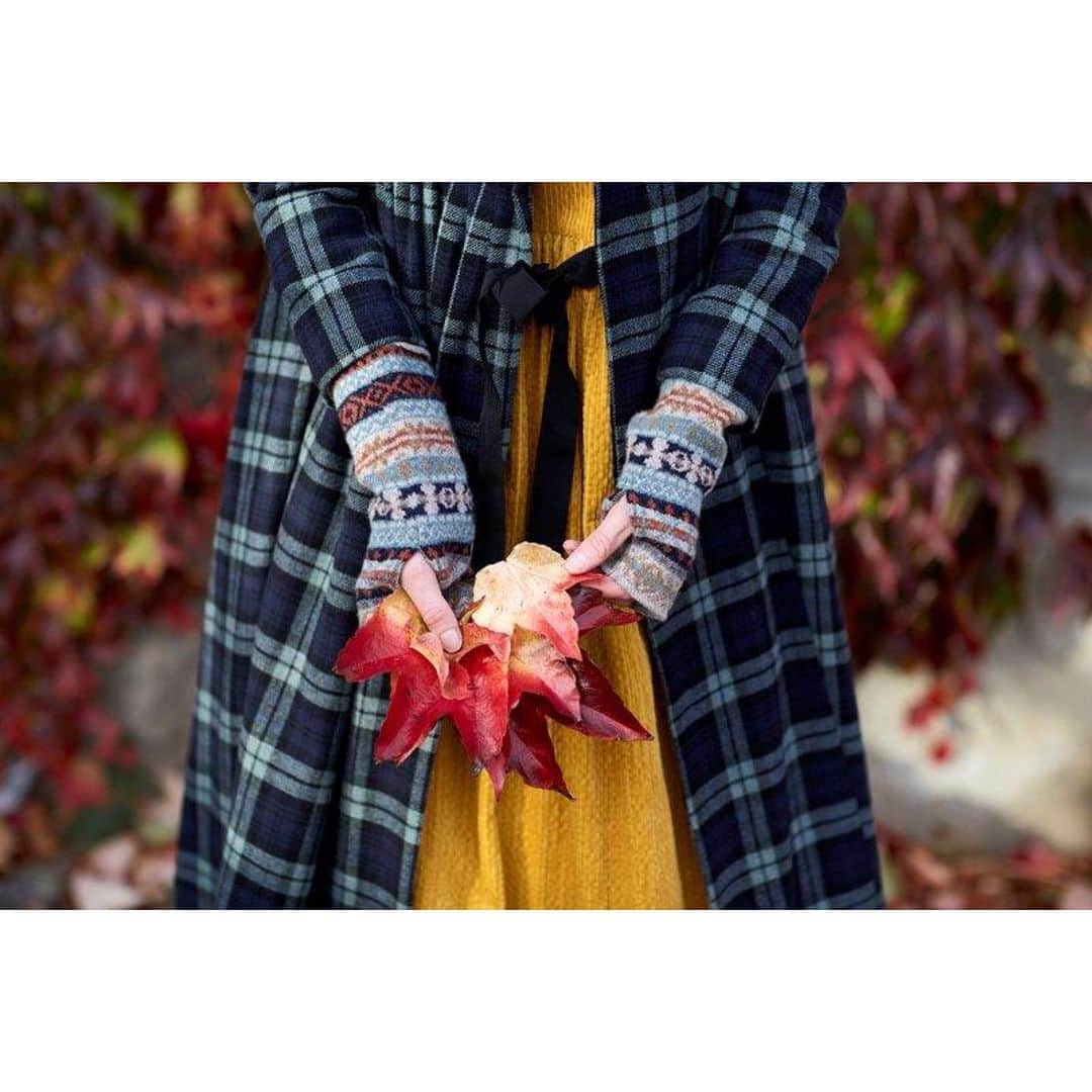 キャベジズ&ローゼズのインスタグラム：「Woven especially for us, our first delivery of British woven lambswool tartan is here. Read about where it is made in our journal. See our website to shop the Howard coat 👌☝️ @christina_strutt @cabbagesandroses_shop #tartan #madeinengland #woolcoat #ribbon #cabbagesandroses #cabbagesandrosesfashion #limitededition #winterfashion #madeinengland🇬🇧 #plaid」