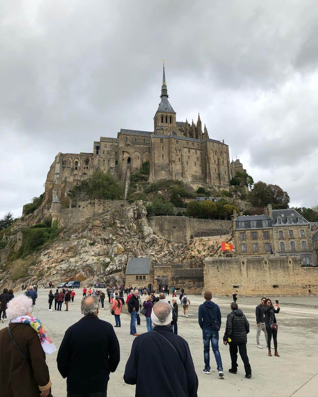 木下春奈さんのインスタグラム写真 - (木下春奈Instagram)「・ ・ Mont Saint-Michel. ・ パリから車で約5時間🚗 長かったけど本当に行ってよかったと思える場所 ・ ・ 西洋の驚異　 と謳われ中世の巡礼者たちが命がけで目指した美しすぎる修道院 ・ ・ ・ #paris#france#🇫🇷#montsaintmichel#時差投稿」12月13日 19時28分 - haruna_kinoshita
